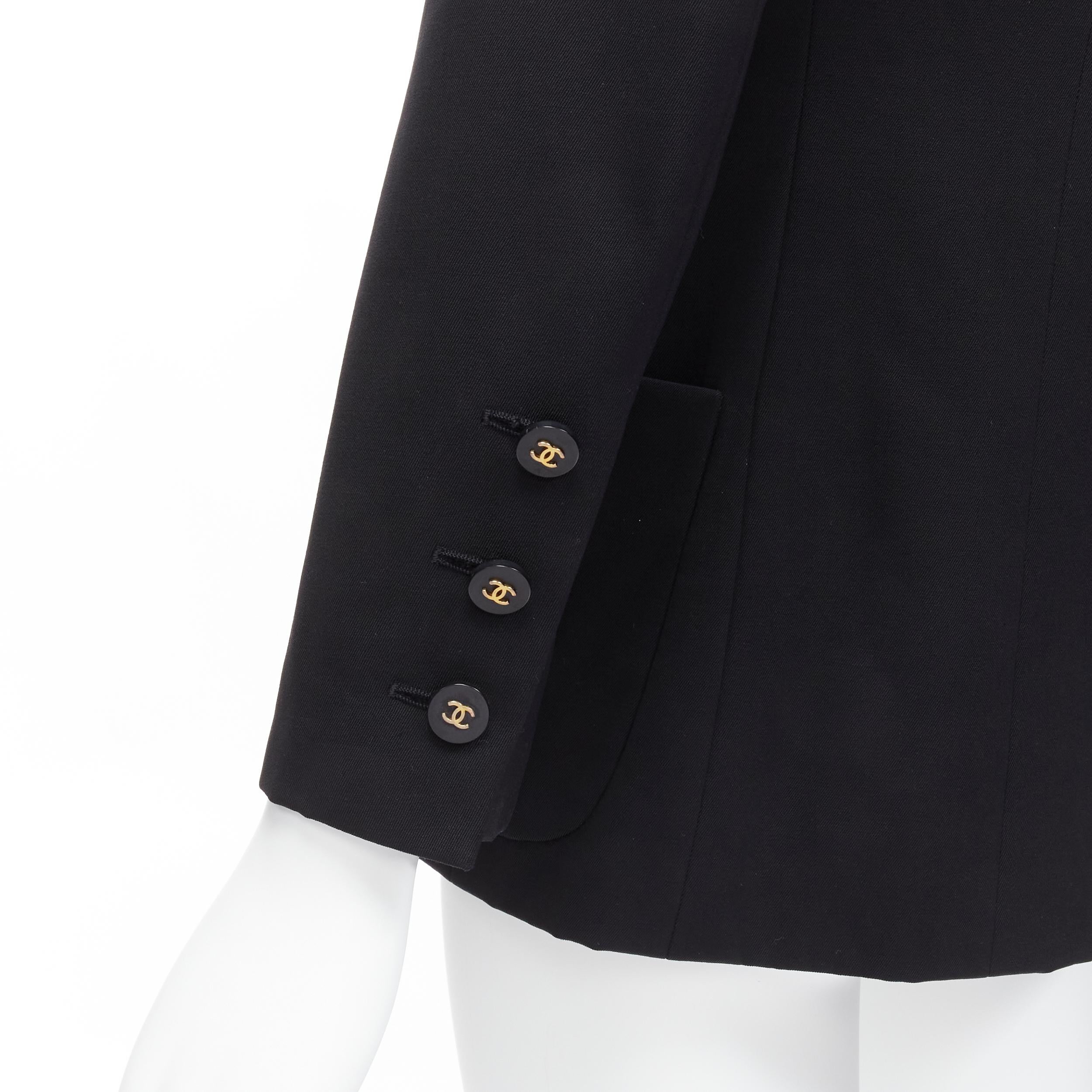 CHANEL 94A Blazer vintage in lana nera oro con bottoni CC e fodera monogramma FR34 XS
Riferimento: TGAS/D00331
Marchio: Chanel
Designer: Karl Lagerfeld
Collection'S: Autunno 1994
Materiale: Lana
Colore: Nero, Oro
Modello: Tinta unita
Chiusura: