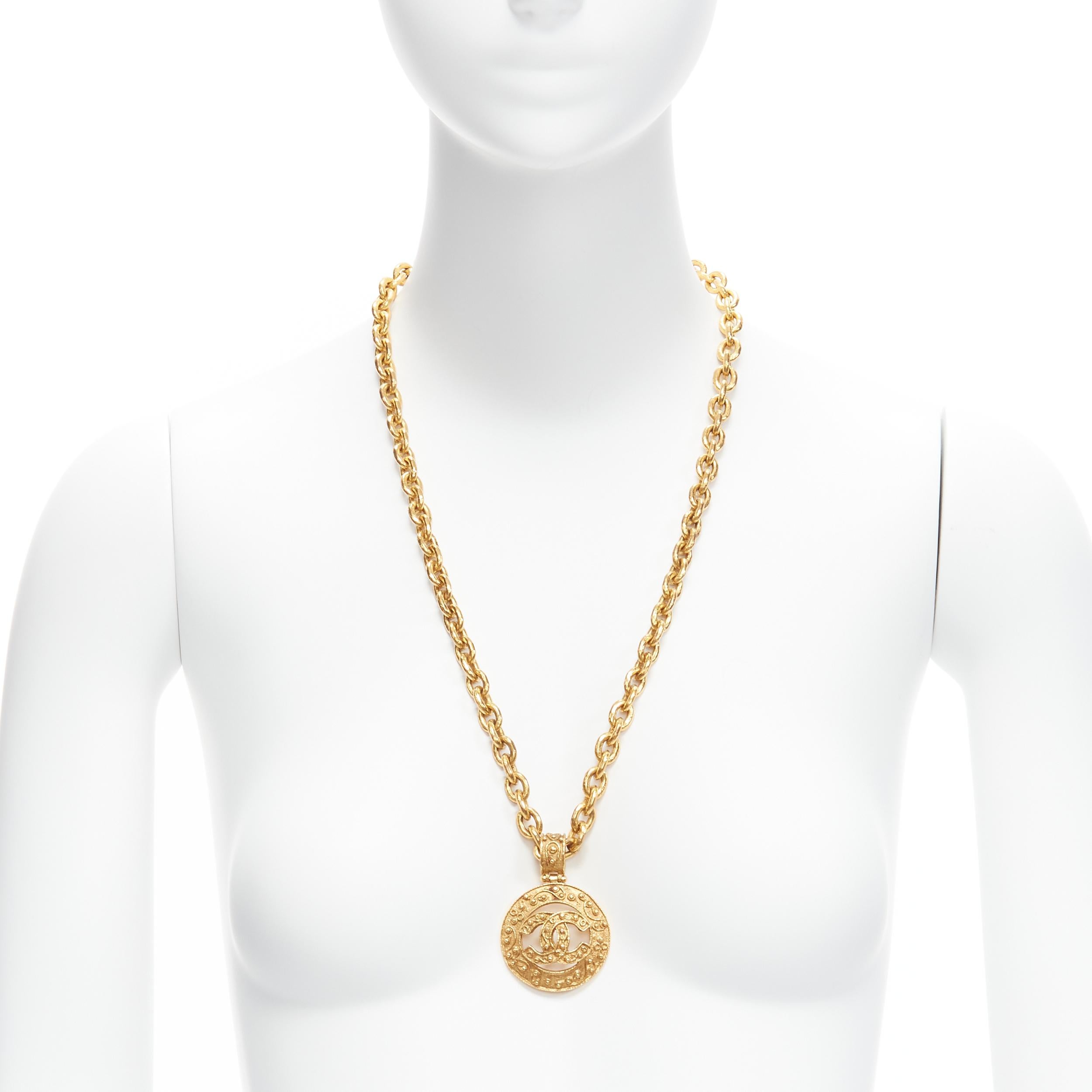 CHANEL 94A Vintage gold tone interlock CC logo coin pendant chain necklace
Reference: TGAS/D00163
Brand: Chanel
Designer: Karl Lagerfeld
Collection: 94A
Material: Metal
Color: Gold
Pattern: Solid
Closure: Lobster Clasp
Made in:
