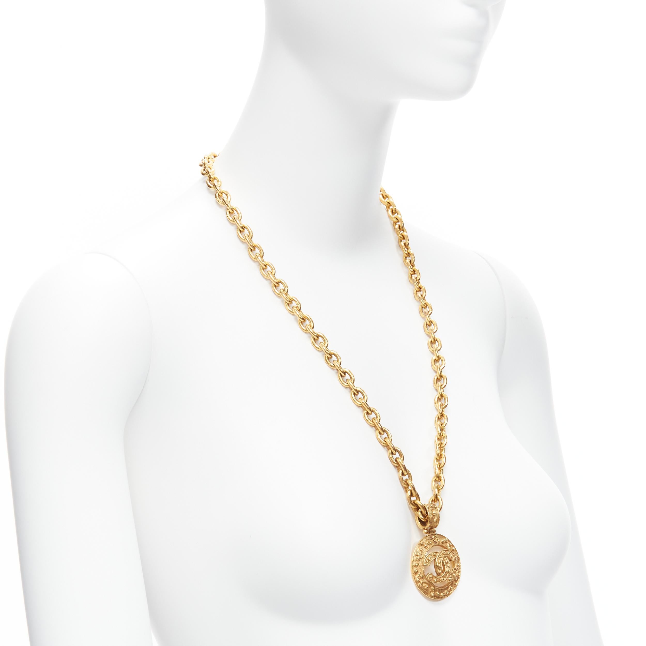 CHANEL 94A Vintage gold tone interlock CC logo coin pendant chain necklace In Excellent Condition For Sale In Hong Kong, NT