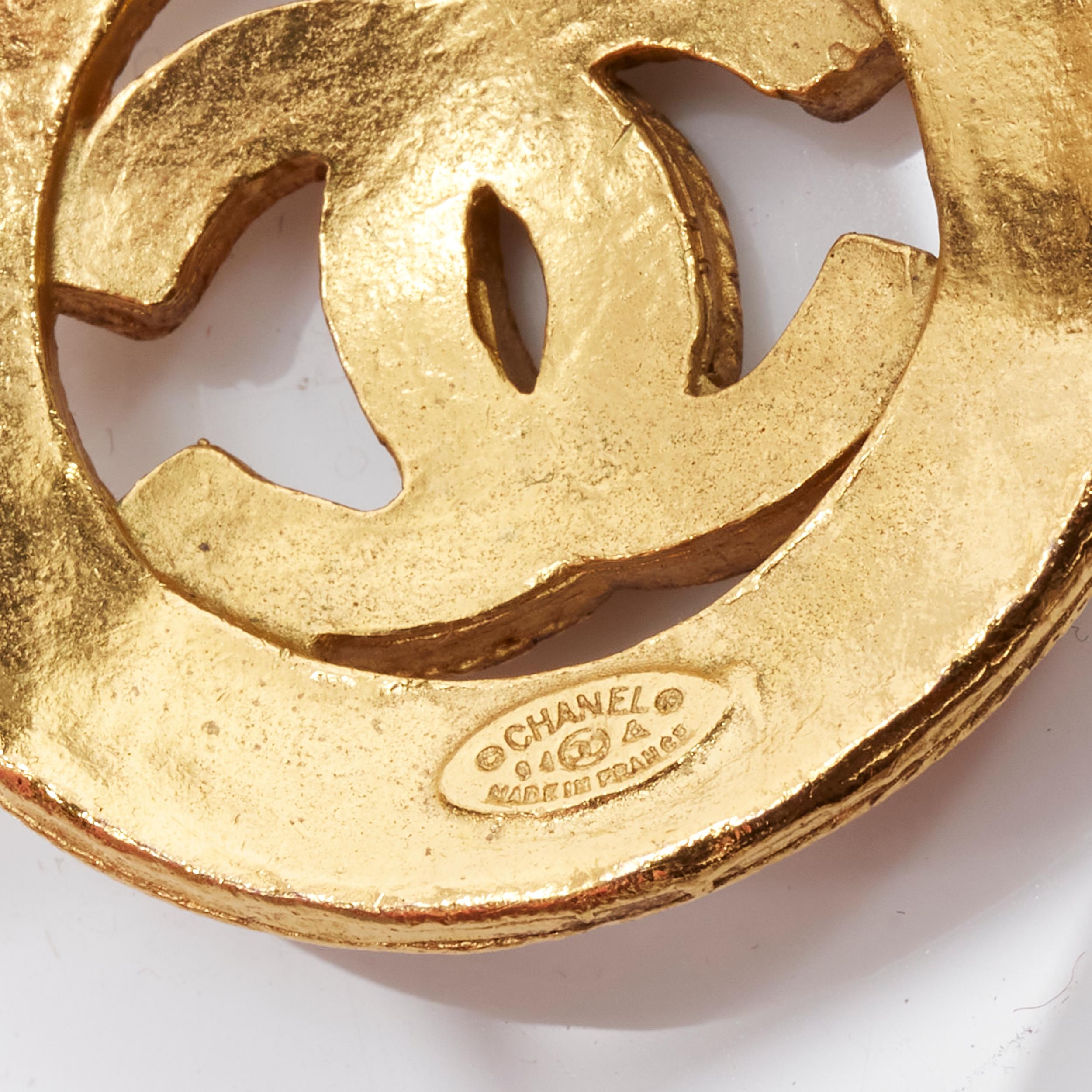 CHANEL 94A Collier à pendentif en or vintage avec pièce de monnaie avec logo CC imprimé en vente 3