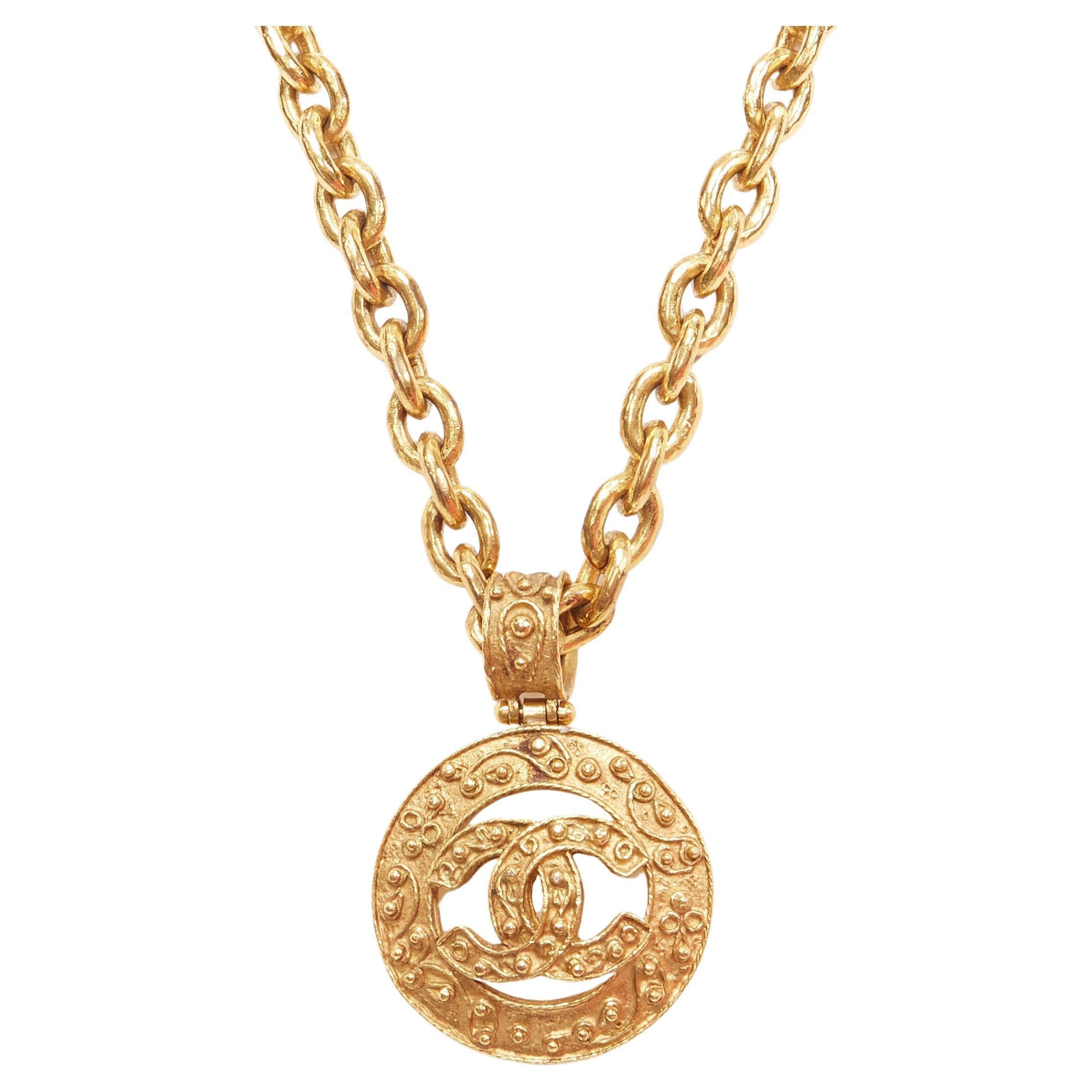 CHANEL 94A Vintage gold tone interlock CC logo coin pendant chain necklace For Sale