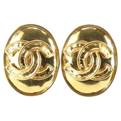 Chanel 94P 24K vergoldete Schild CC-Ohrringe 79cc711s