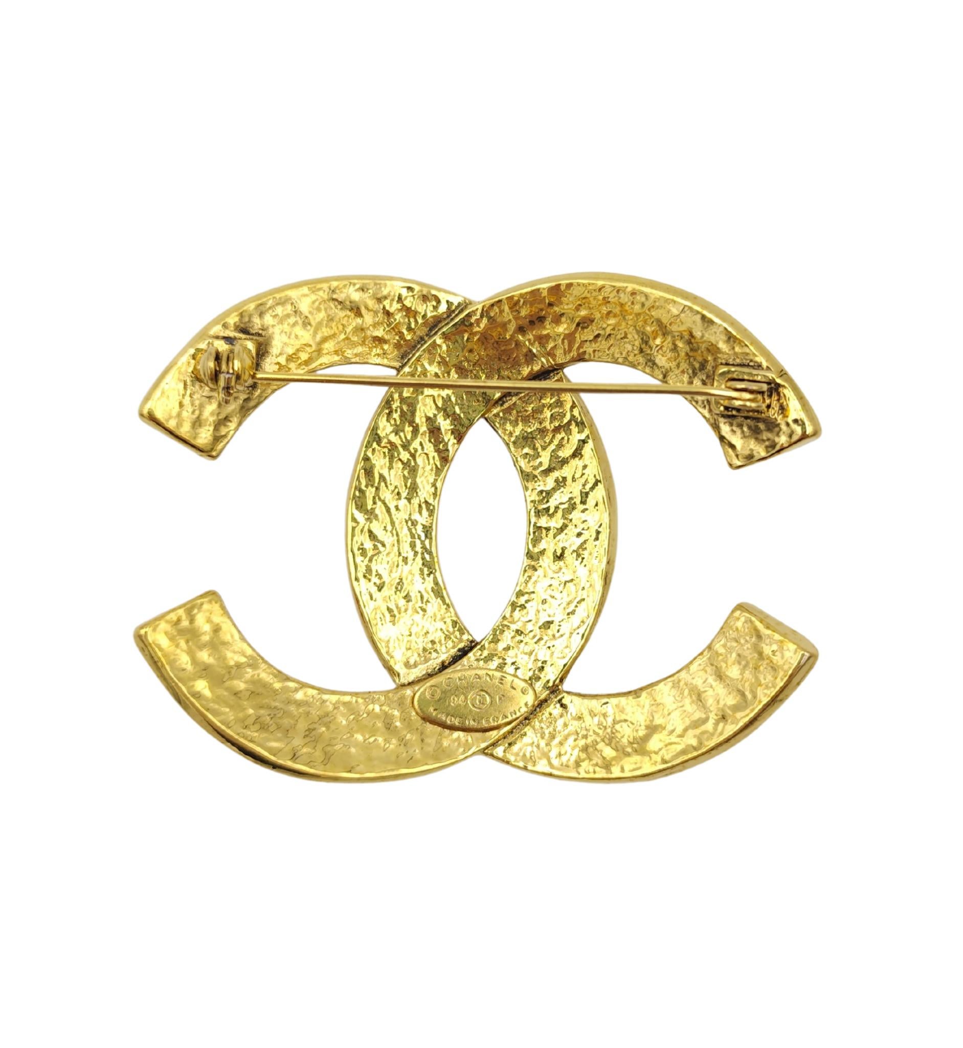 Broche Chanel CC
Metal chapado en oro
S/S 1994

Medidas:
6.5x5 cm
2.5x2 in

Muy buen estado
Pequeños signos de envejecimiento y uso