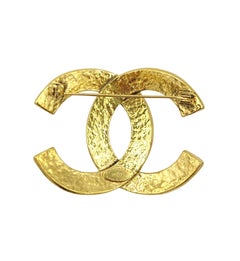 Chanel 94P CC logo golden metal brooch