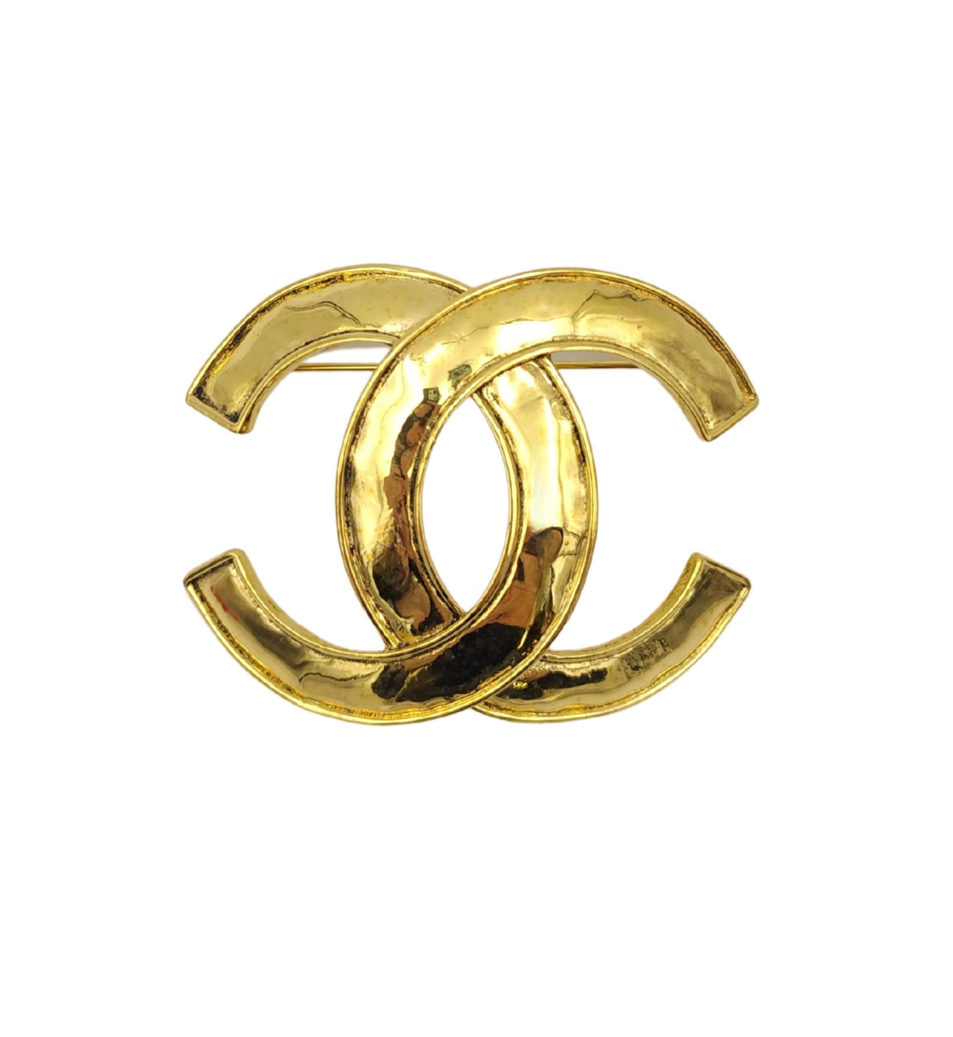 Chanel 94P CC logo broche de metal dorado Marrón en venta