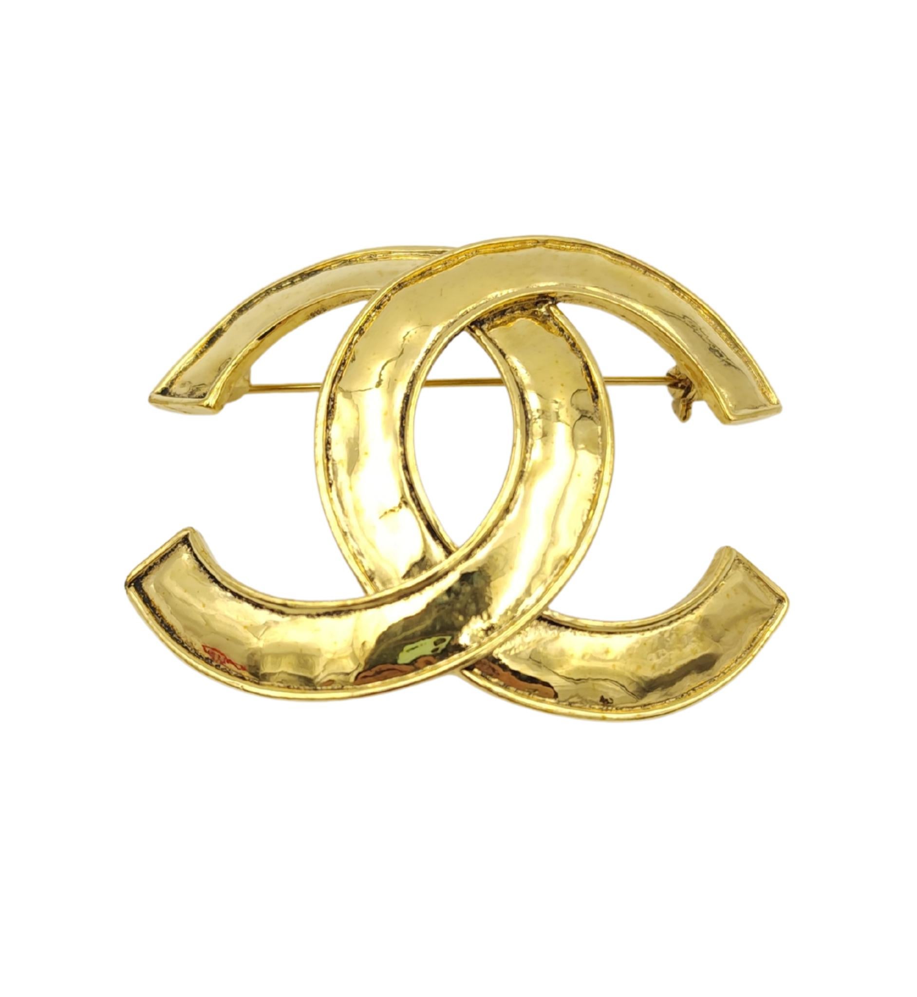 Chanel 94P CC logo broche de metal dorado en Bueno estado para la venta en Milano, IT