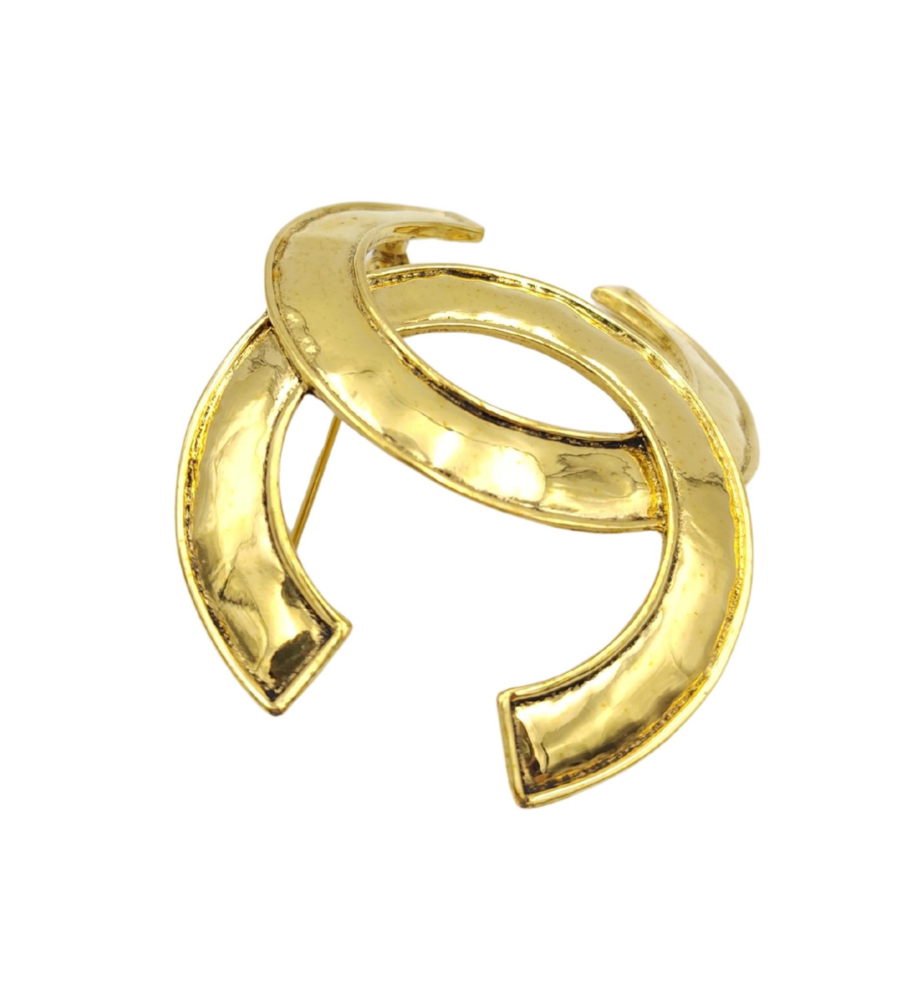Femenino o masculino Chanel 94P CC logo broche de metal dorado en venta