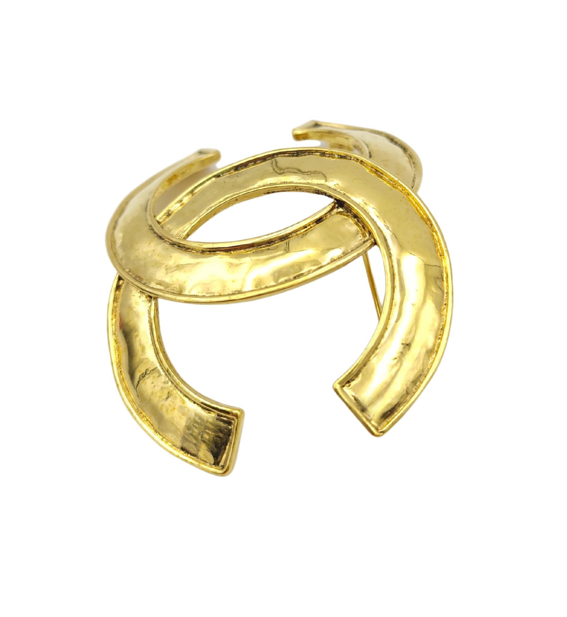 Chanel 94P CC logo broche de metal dorado en venta 1