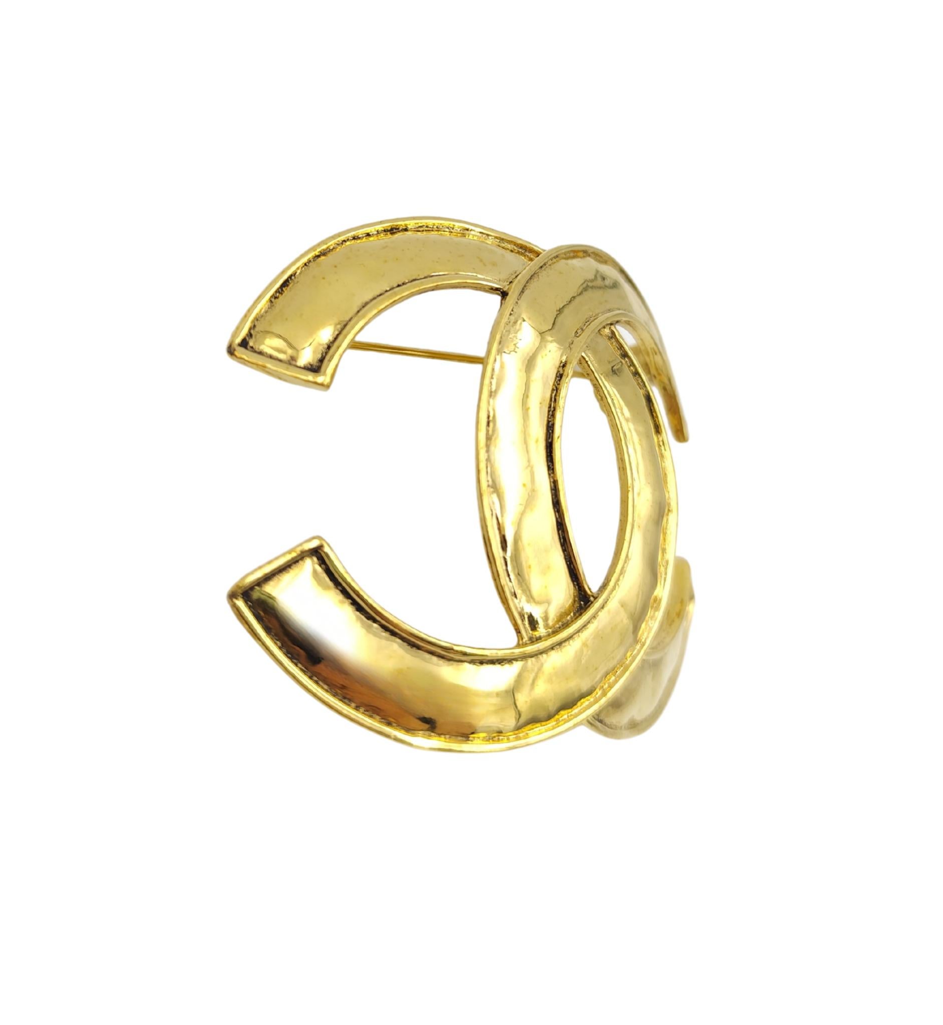 Chanel 94P CC logo broche de metal dorado en venta 2