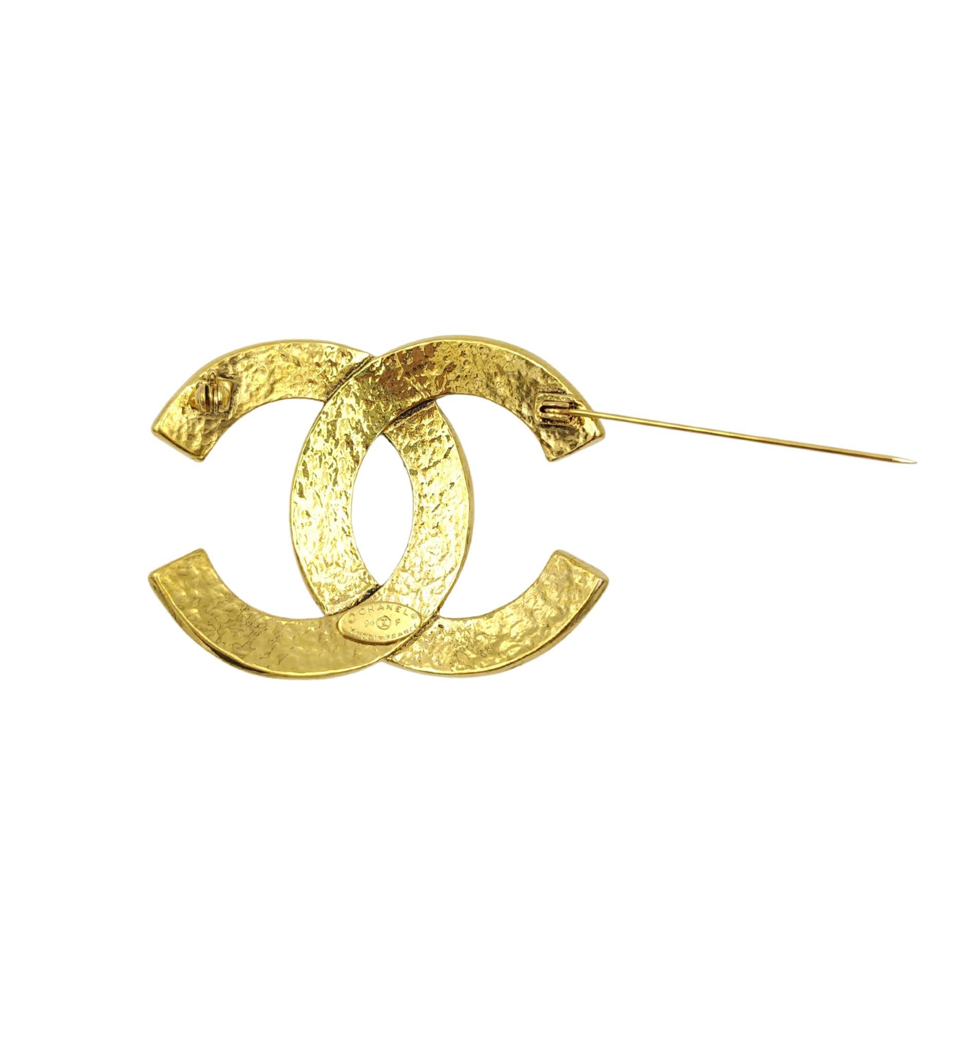 Chanel 94P CC logo broche de metal dorado en venta 3