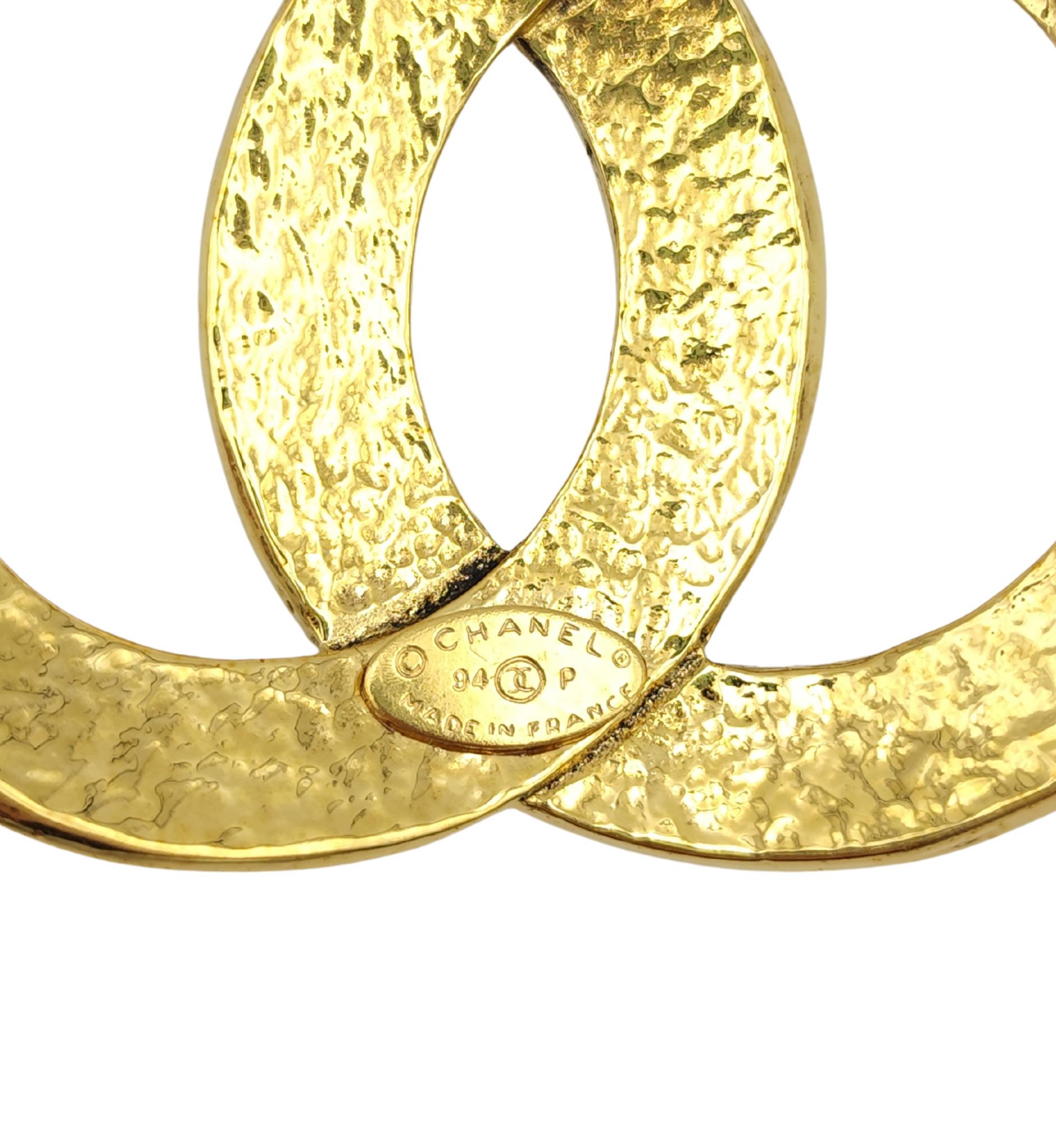 Chanel 94P CC logo broche de metal dorado en venta 4