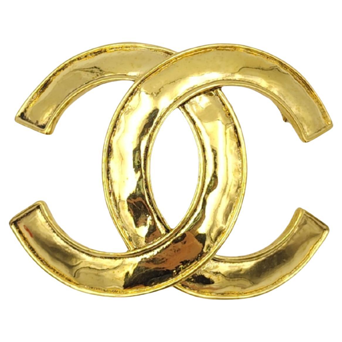 Chanel 94P CC logo broche de metal dorado en venta