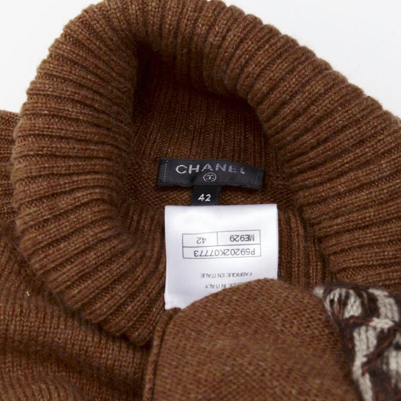 CHANEL 95% cashmere marrone giallo logo CC intarsio maglione dolcevita FR42 XL in vendita 5