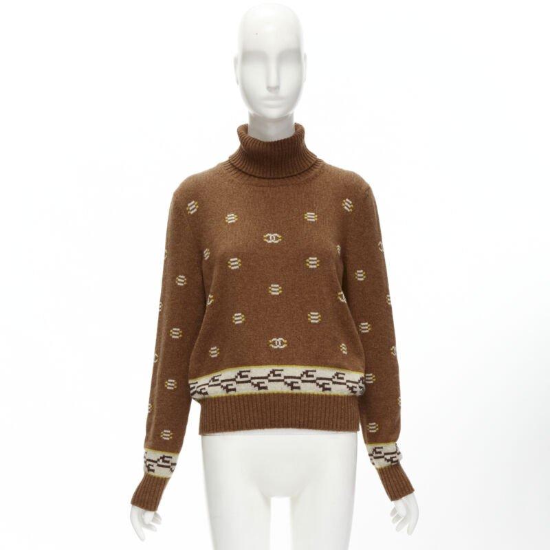 CHANEL 95% cashmere marrone giallo logo CC intarsio maglione dolcevita FR42 XL in vendita 6