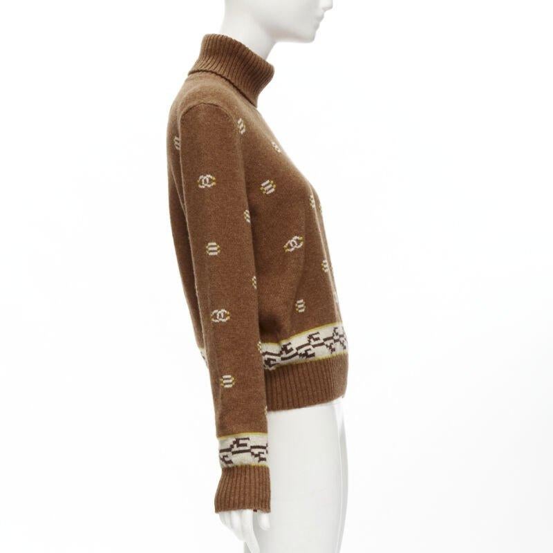 CHANEL 95% cashmere marrone giallo logo CC intarsio maglione dolcevita FR42 XL In condizioni ottime in vendita a Hong Kong, NT