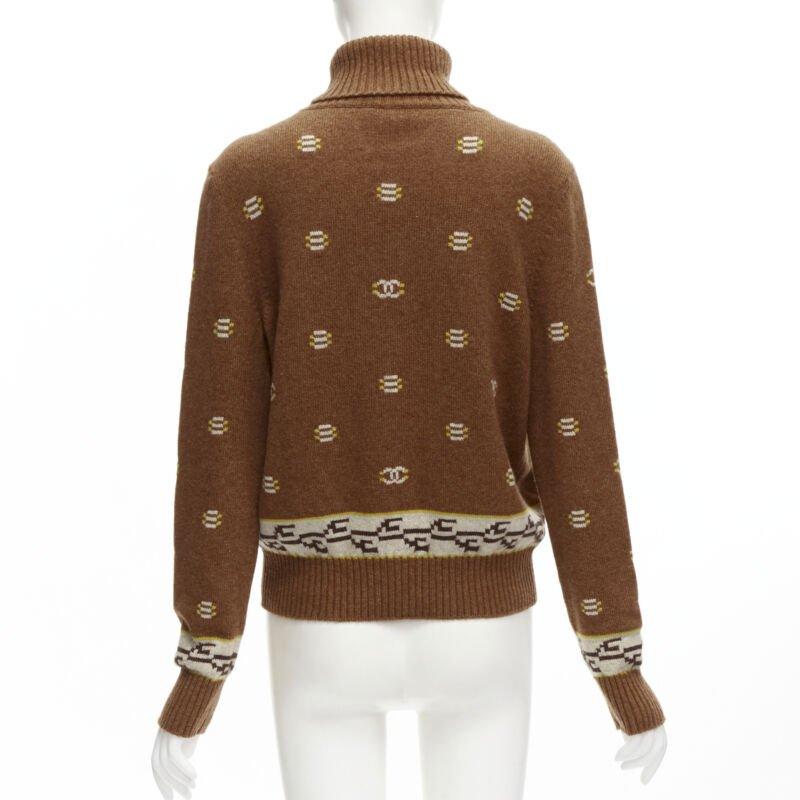 Donna CHANEL 95% cashmere marrone giallo logo CC intarsio maglione dolcevita FR42 XL in vendita