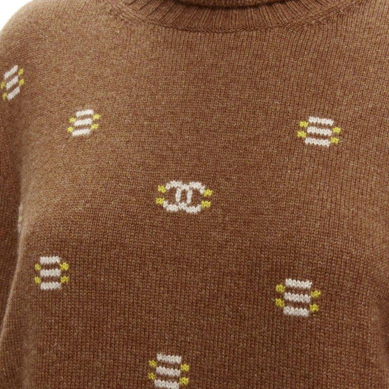 CHANEL 95% cashmere marrone giallo logo CC intarsio maglione dolcevita FR42 XL in vendita 2