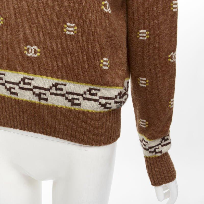 CHANEL 95% cashmere marrone giallo logo CC intarsio maglione dolcevita FR42 XL in vendita 3