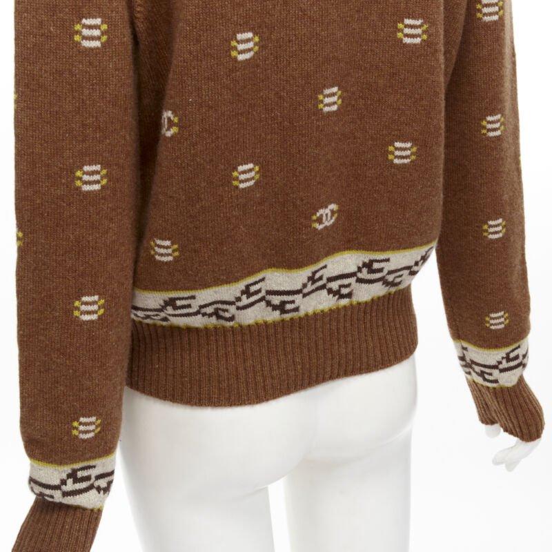 CHANEL 95% cashmere marrone giallo logo CC intarsio maglione dolcevita FR42 XL in vendita 4