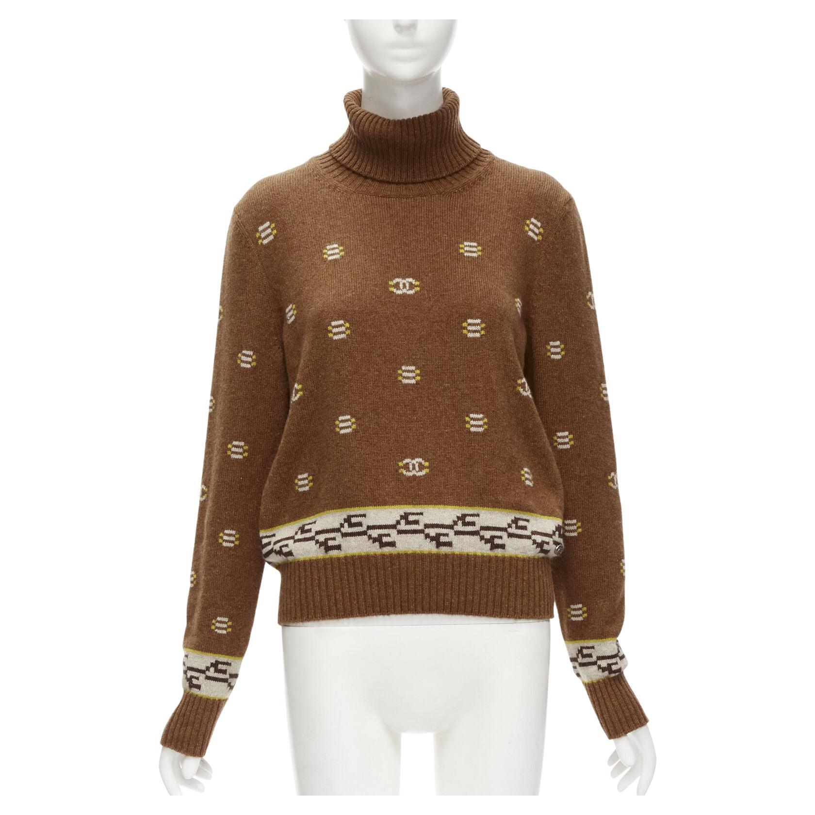 CHANEL Pull à col roulé 95% cachemire marron jaune logo CC intarsia FR42 XL en vente