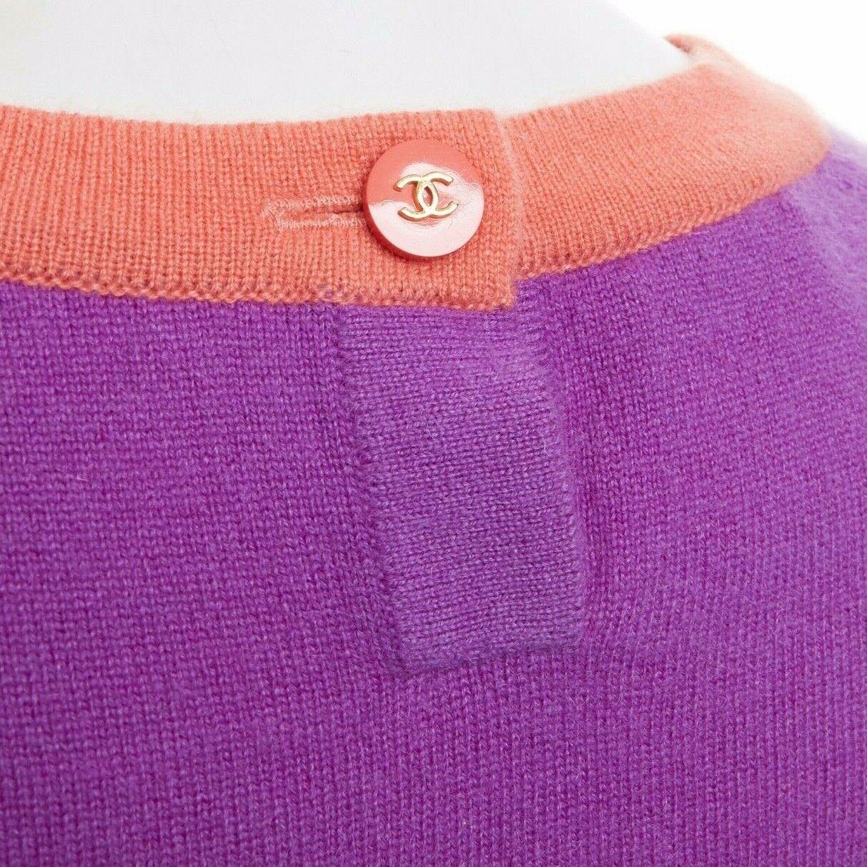 CHANEL 95A 100% cashmere purple pink trimmed neckline short sleeve sweater FR38
Brand: Chanel
Designer: Karl Lagerfeld
Collection: 95A
Model Name / Style: Cashmere sweater
Material: Cashmere
Color: Purple; pink trimming
Pattern: Solid
Extra Detail: