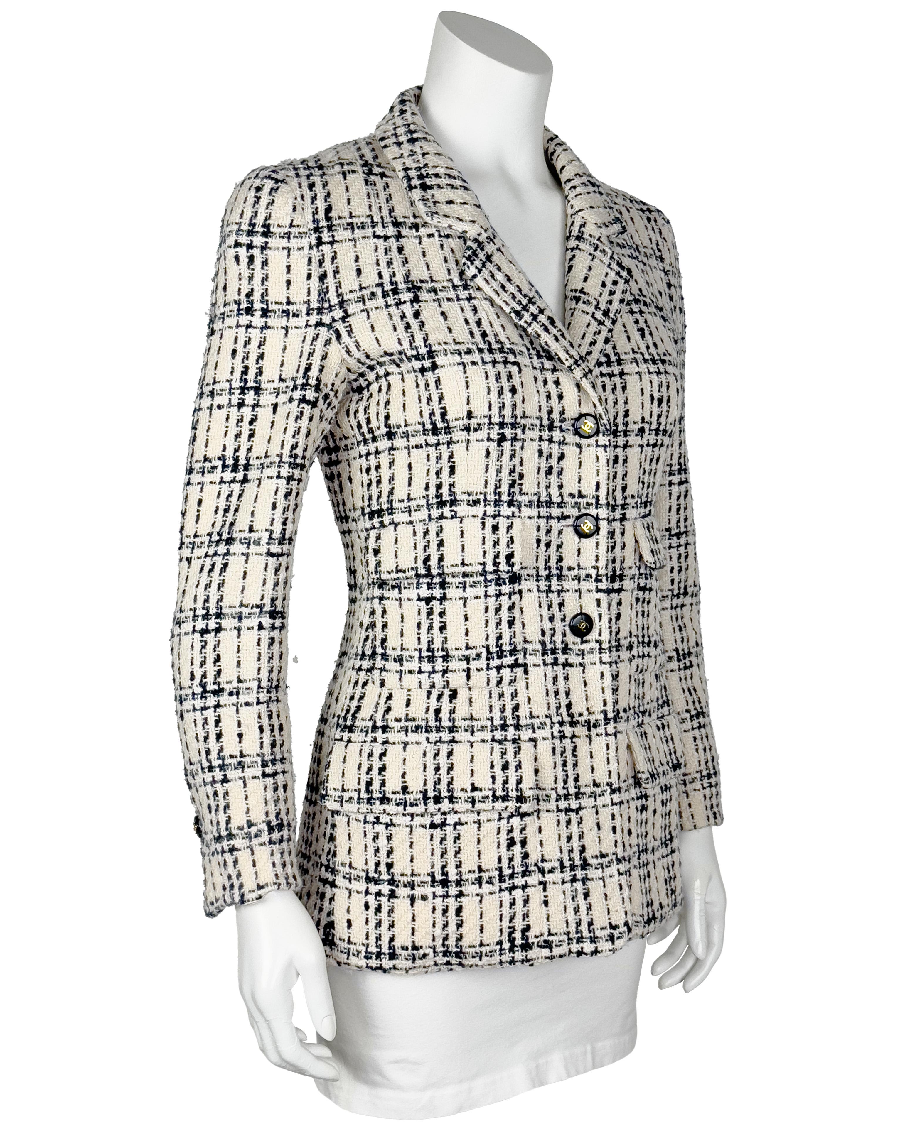 Collection Chanel 95P, veste en laine bouclée noire et crème. Col cranté, simple boutonnage, quatre rabats de poche, trois boutons sur les manches assortis aux boutons du devant. Vintage, en excellent état. Doublé de soie, nettoyé à sec et prêt à