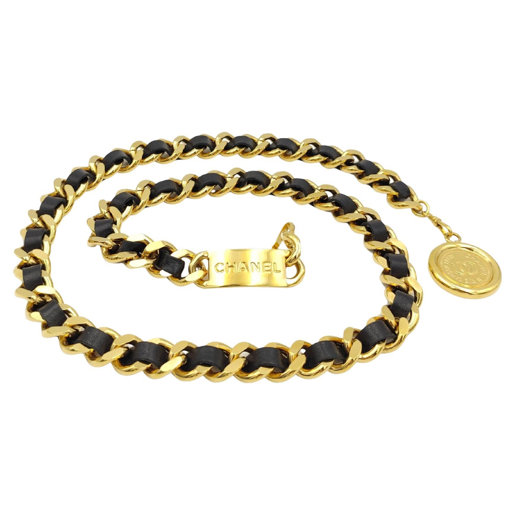 Cintura con logo e ciondolo Chanel 95P in pelle nera e catena in metallo dorato
