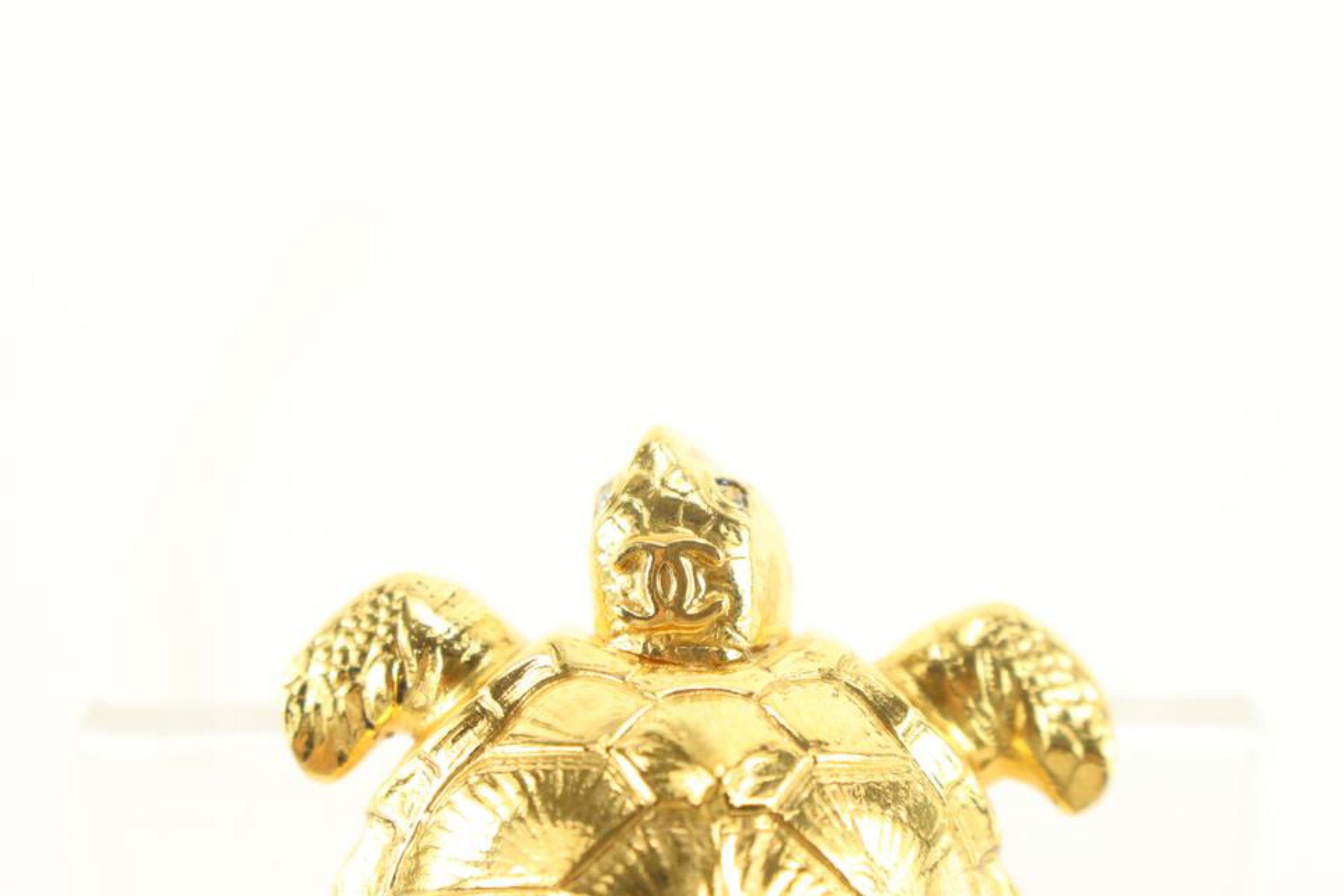Chanel 96A A07672 Y02003 Gold Plated CC Turtle Pin Tortoise Brooch 22ck76s In Excellent Condition For Sale In Dix hills, NY