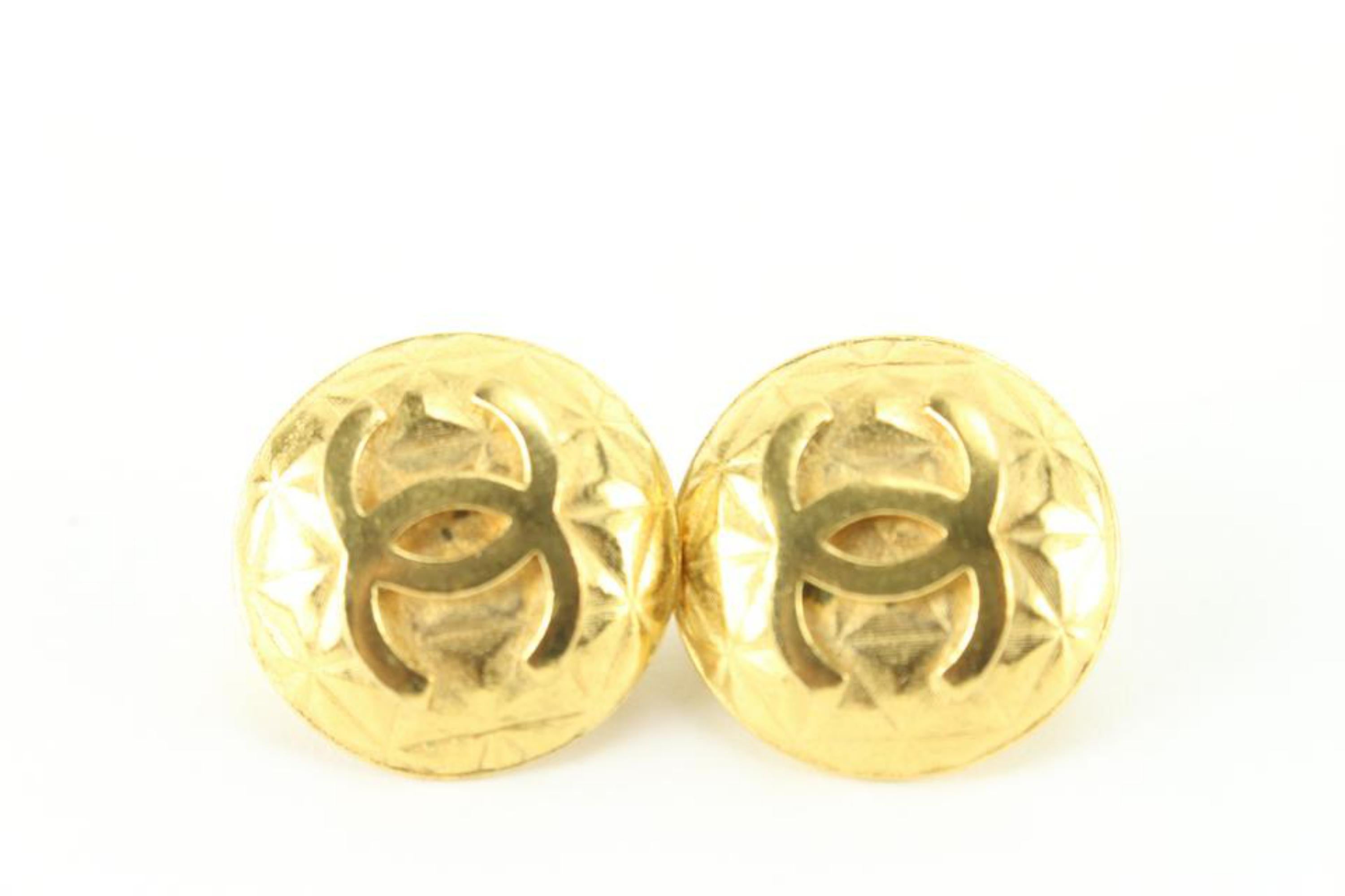 Chanel 96p 24k Gold Plated Geometric Quilted CC Logo Earrings 61c825s In Good Condition For Sale In Dix hills, NY