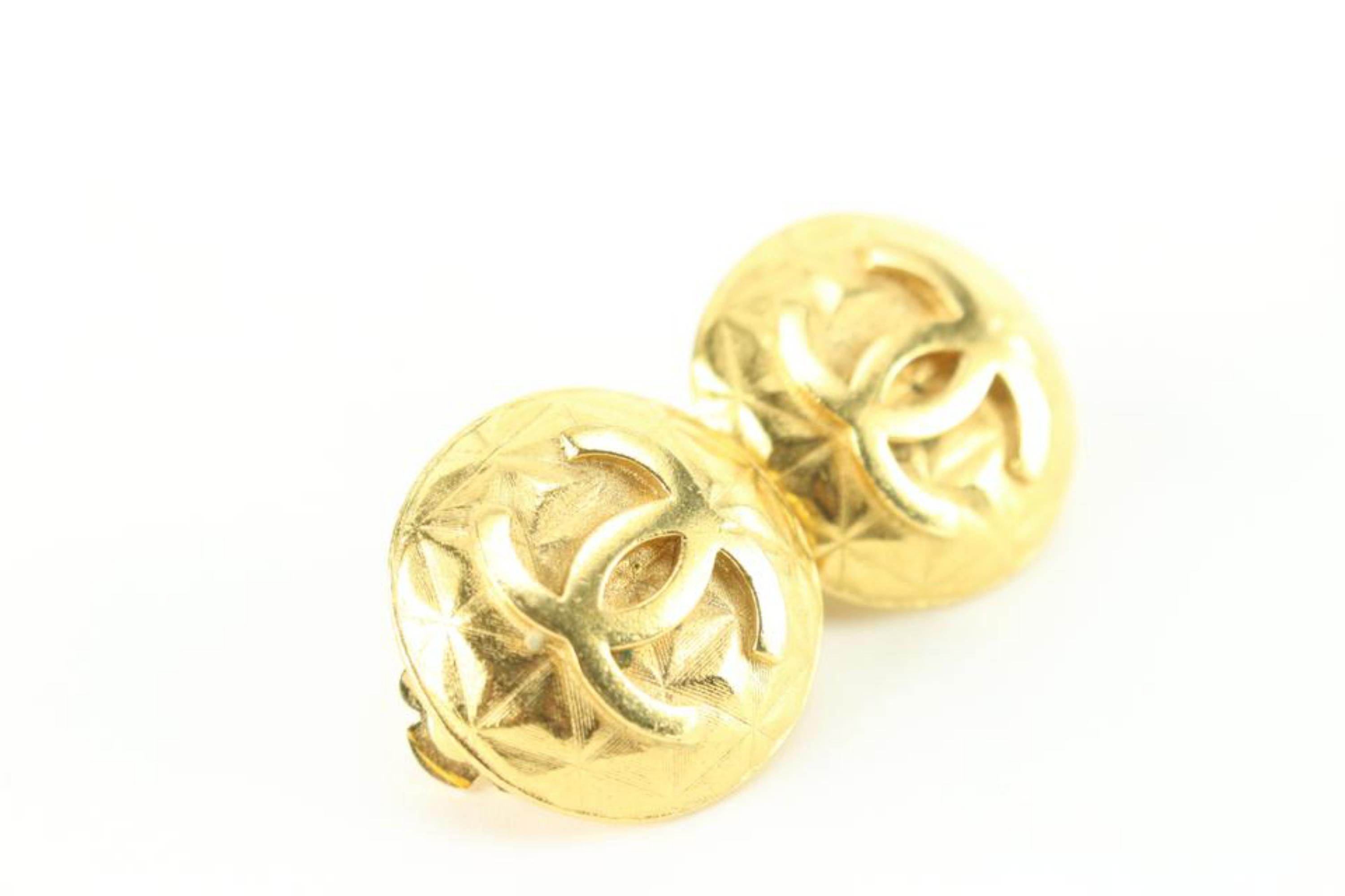 Or Chanel Boucles d'oreilles matelassées avec logo CC matelassé en plaqué or 24 carats 96p en vente