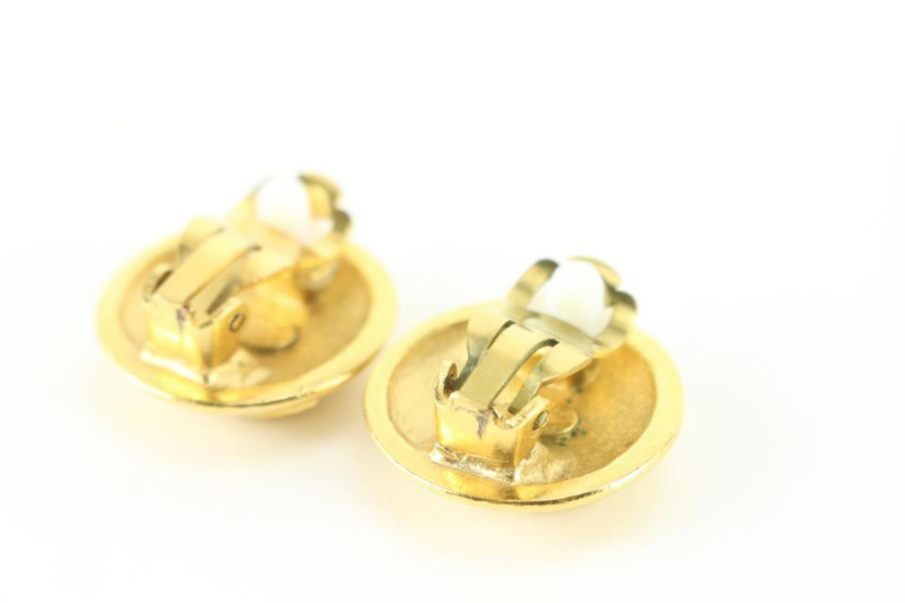 Chanel Boucles d'oreilles matelassées avec logo CC matelassé en plaqué or 24 carats 96p Bon état - En vente à Dix hills, NY