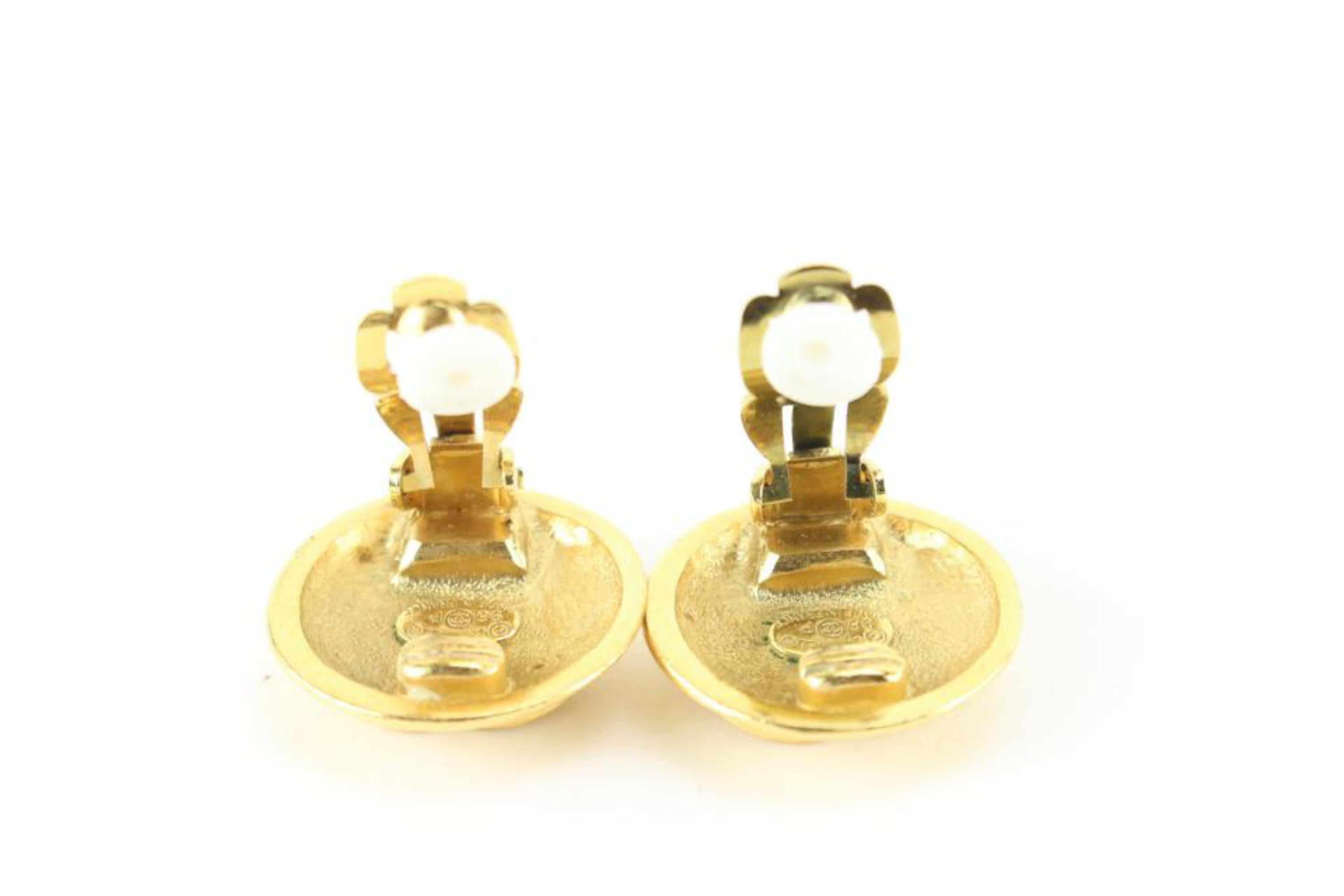 Chanel Boucles d'oreilles matelassées avec logo CC matelassé en plaqué or 24 carats 96p Pour femmes en vente