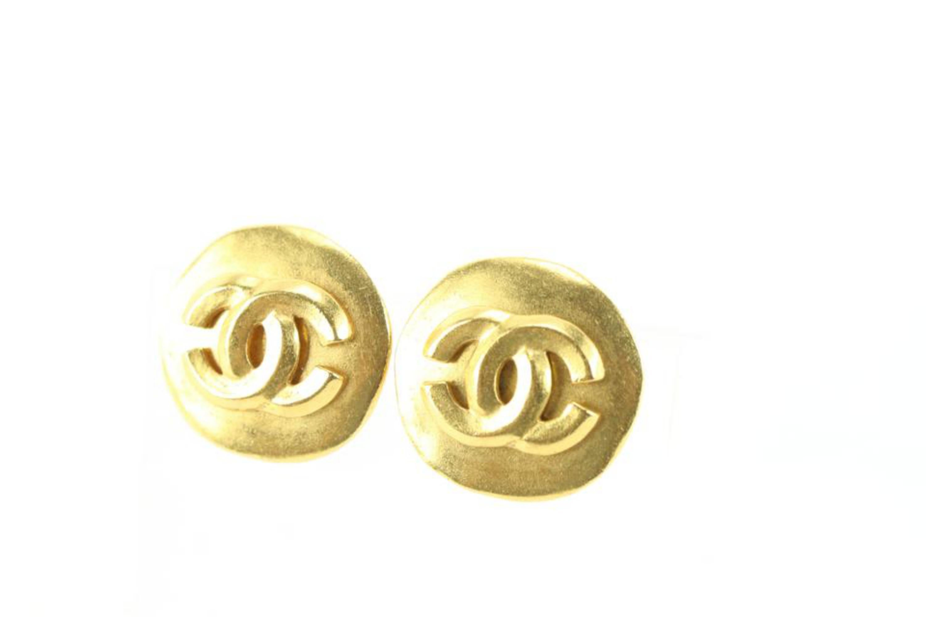 Chanel 96p 24k vergoldete runde CC-Logo-Rauchohrringe 72cz726s im Zustand „Hervorragend“ im Angebot in Dix hills, NY