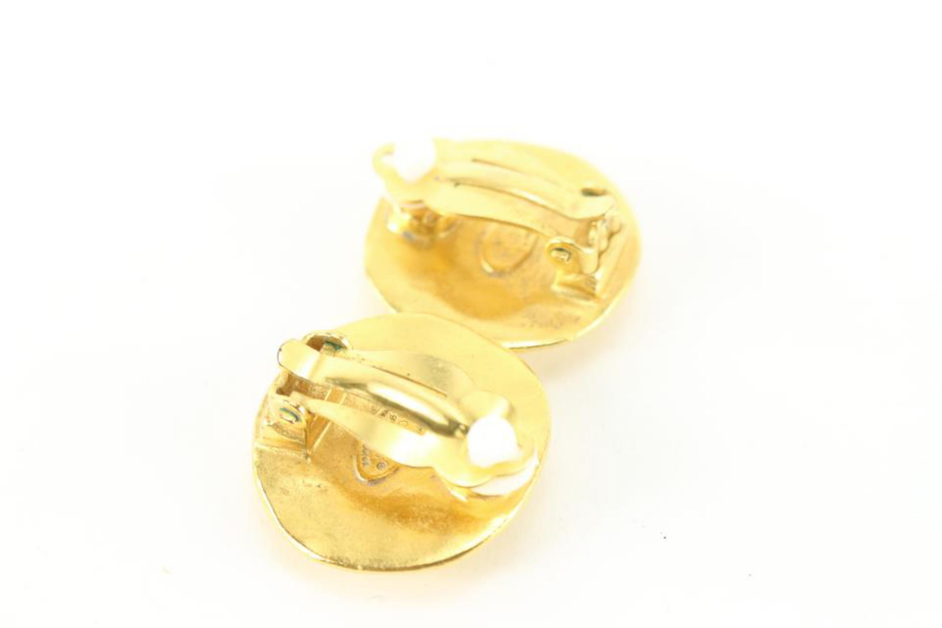 Chanel 96p 24k Gold Plated Round CC Logo Smooth Earrings 72cz726s In Excellent Condition For Sale In Dix hills, NY
