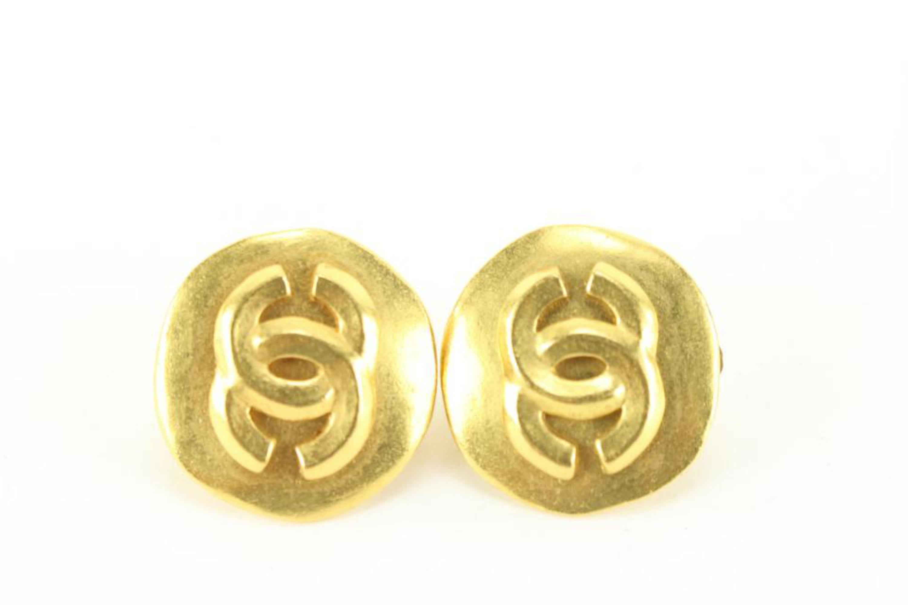 Women's Chanel 96p 24k Gold Plated Round CC Logo Smooth Earrings 72cz726s For Sale