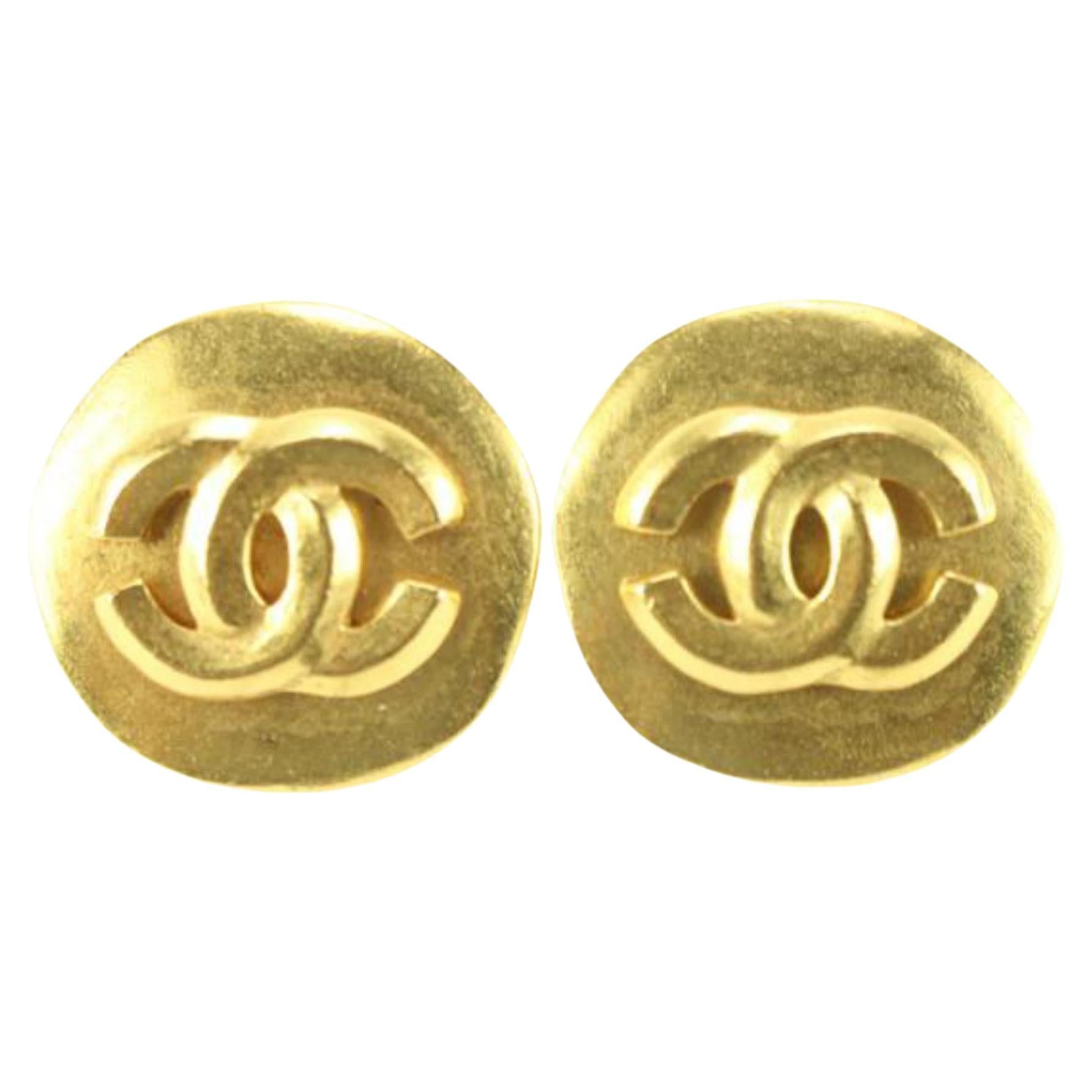 Chanel 96p 24k Gold Plated Round CC Logo Smooth Earrings 72cz726s For Sale