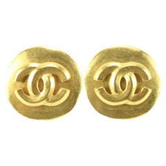 Chanel 96p 24k Gold Plated Round CC Logo Smooth Earrings 72cz726s