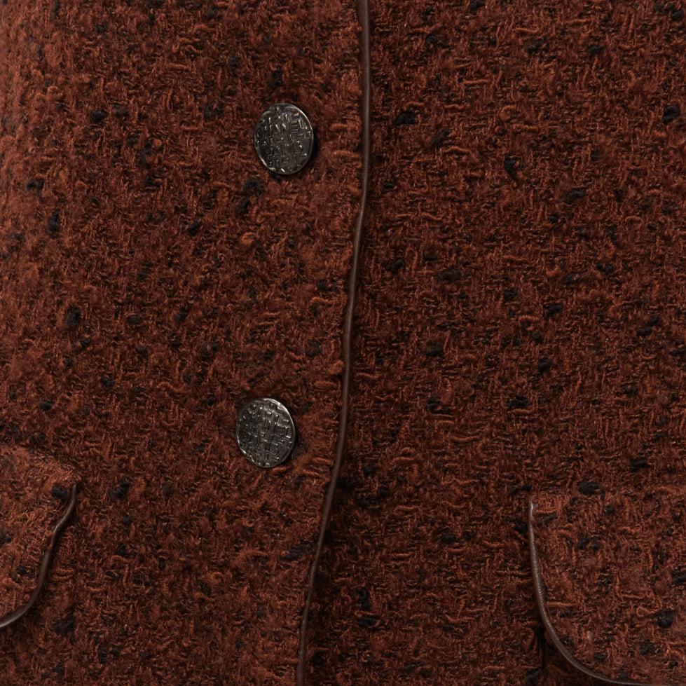 CHANEL 97A brown wool tweed leather trim CC button long jacket FR34 XS
Reference: TGAS/D00765
Brand: Chanel
Designer: Karl Lagerfeld
Collection: 97A
Material: Wool, Blend
Color: Brown
Pattern: Solid
Closure: Button
Lining: Brown Silk
Extra Details: