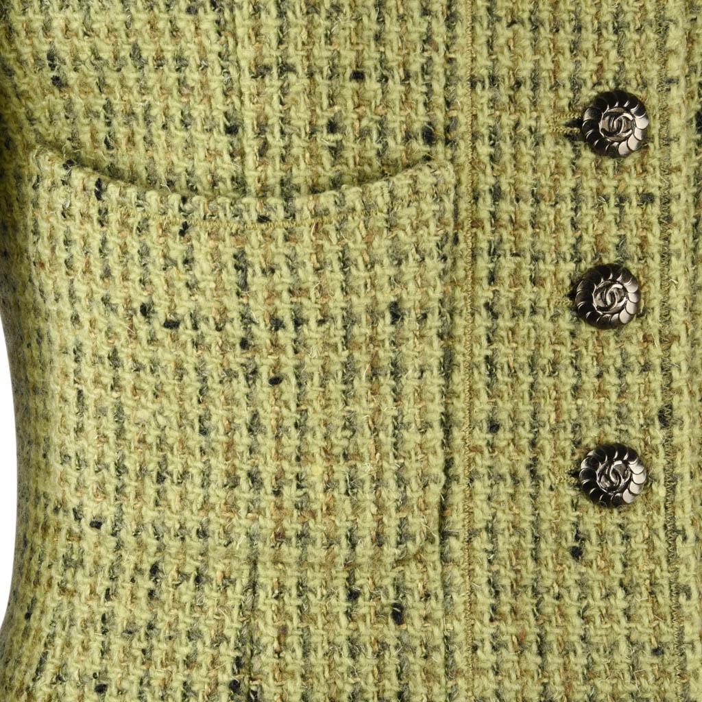 Chanel 97A Jacket  Divine Fresh Green Tweed  34 / 4 In Excellent Condition For Sale In Miami, FL
