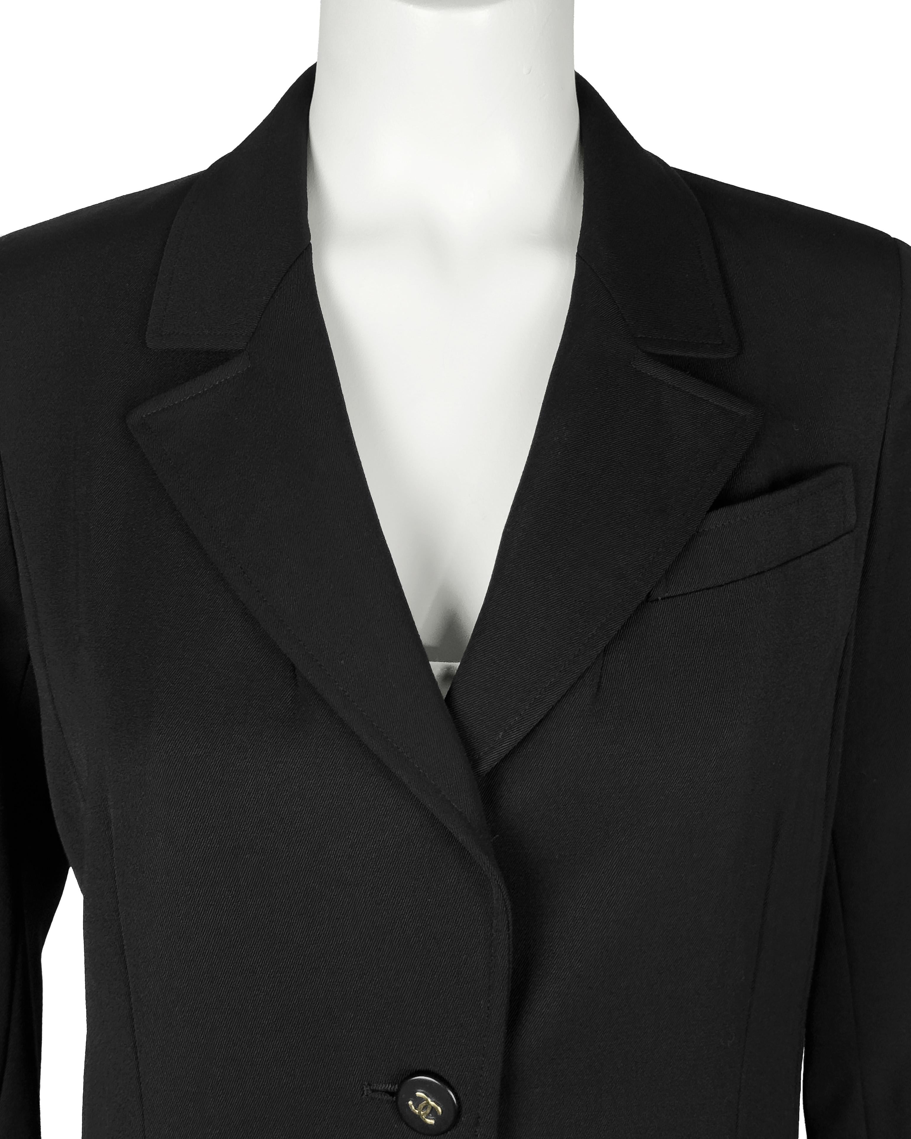 De las mujeres Chanel 97P Negro Blazer Largo De Lana De Peso Medio Con Botón Con Logotipo en venta