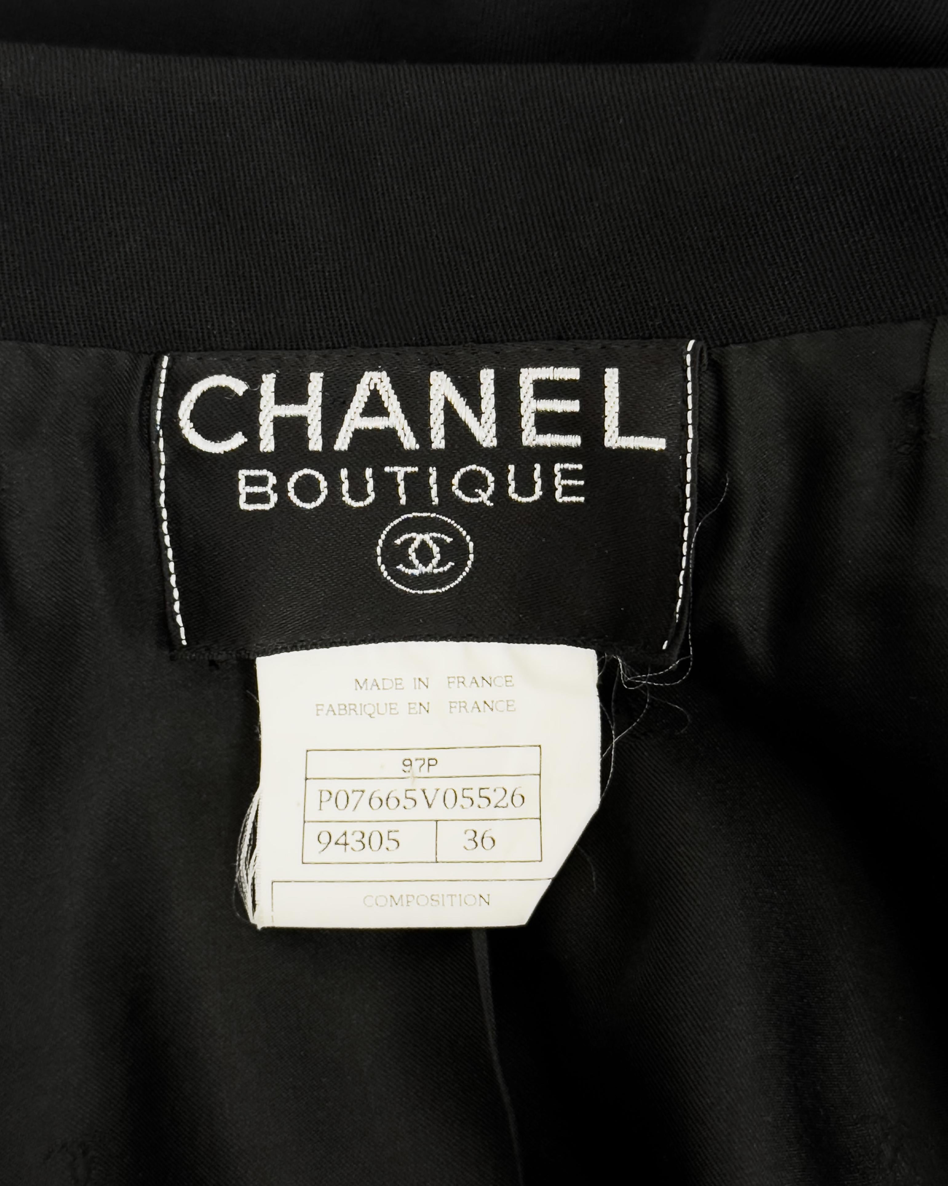 Chanel 97P Negro Blazer Largo De Lana De Peso Medio Con Botón Con Logotipo en venta 1