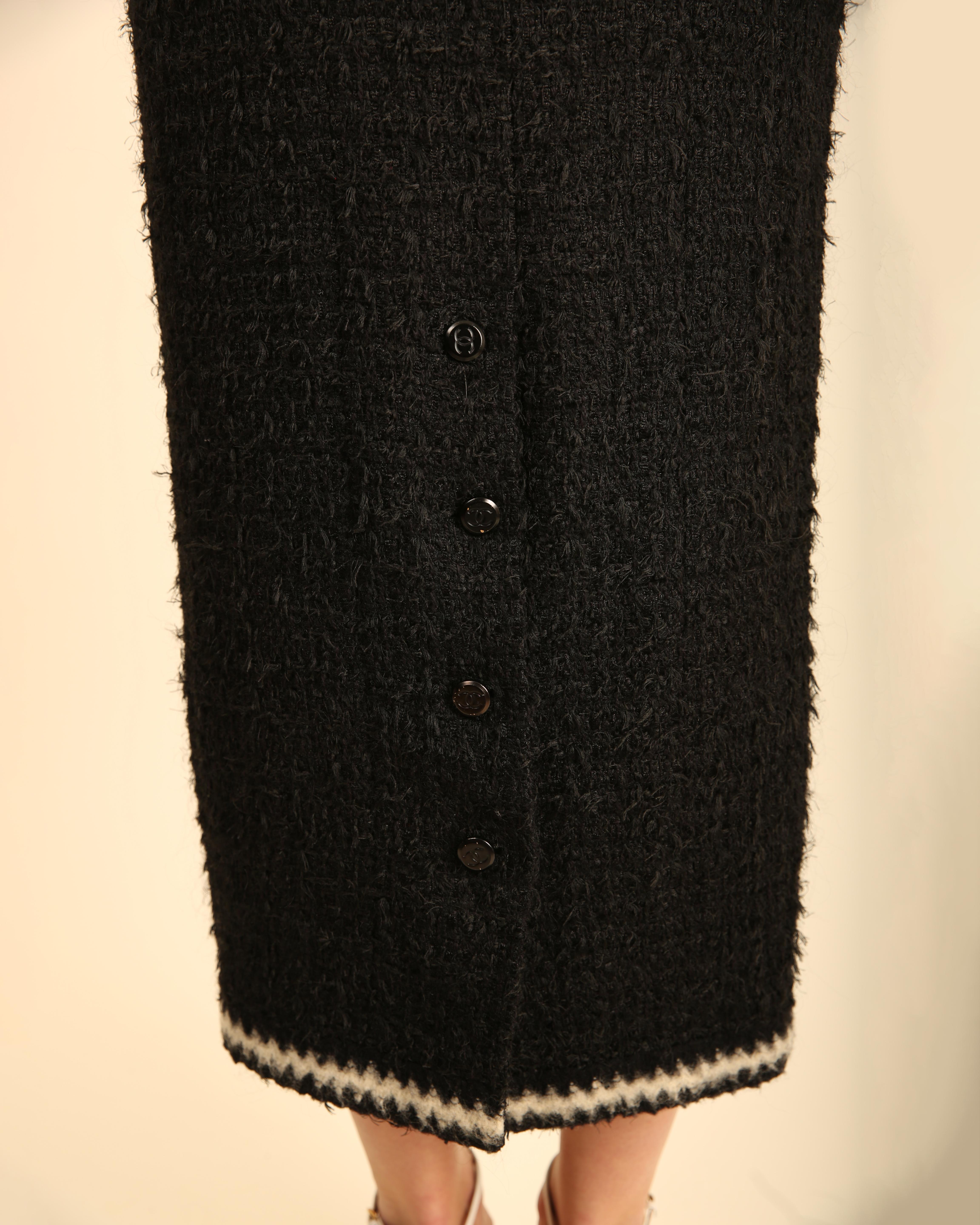 Chanel 98 Vintage Schwarz-weißes Maxikleid aus Tweed mit hoher Taille und Logo und Boucle-Logo XS im Angebot 10