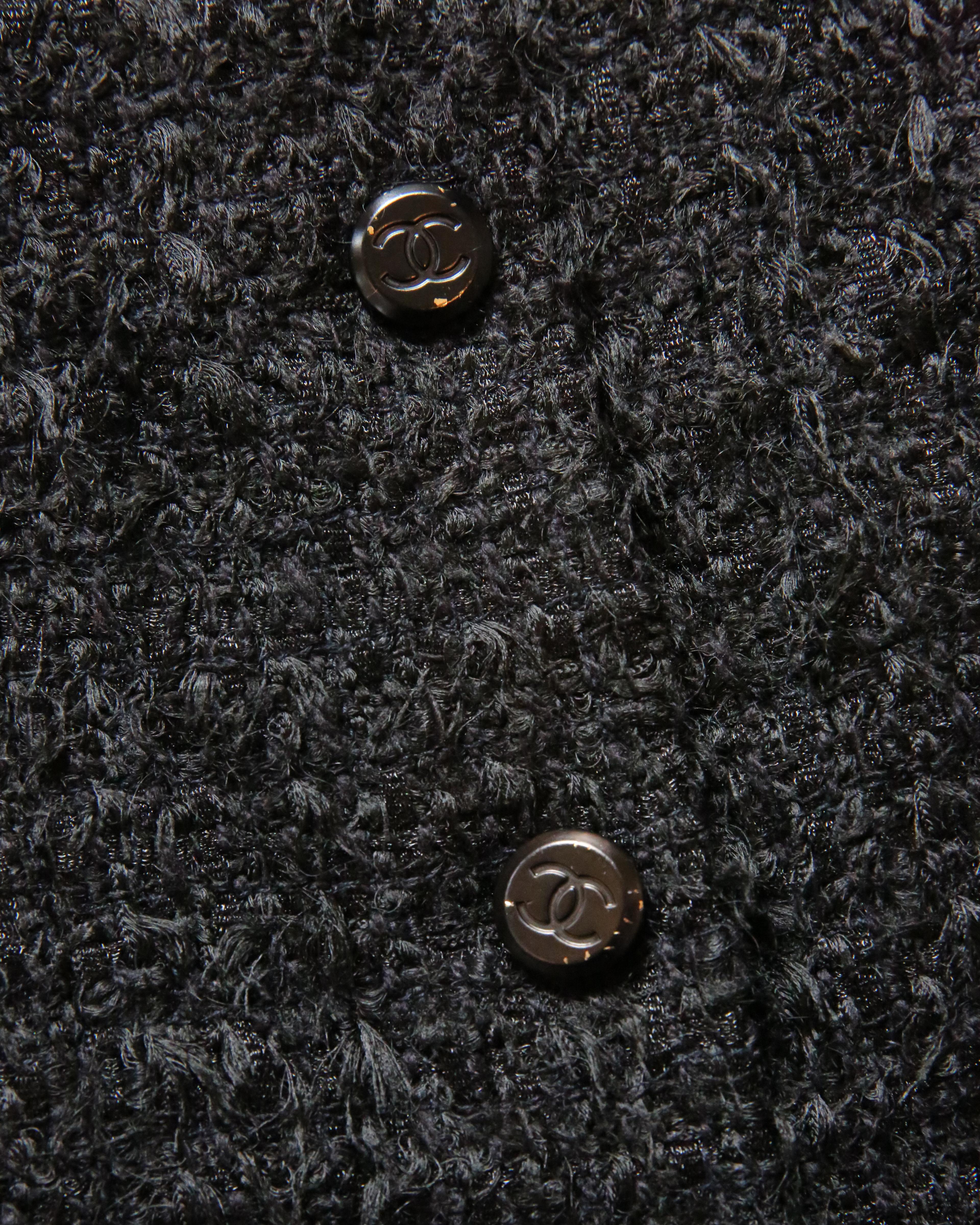 Chanel 98 Vintage Schwarz-weißes Maxikleid aus Tweed mit hoher Taille und Logo und Boucle-Logo XS im Angebot 11