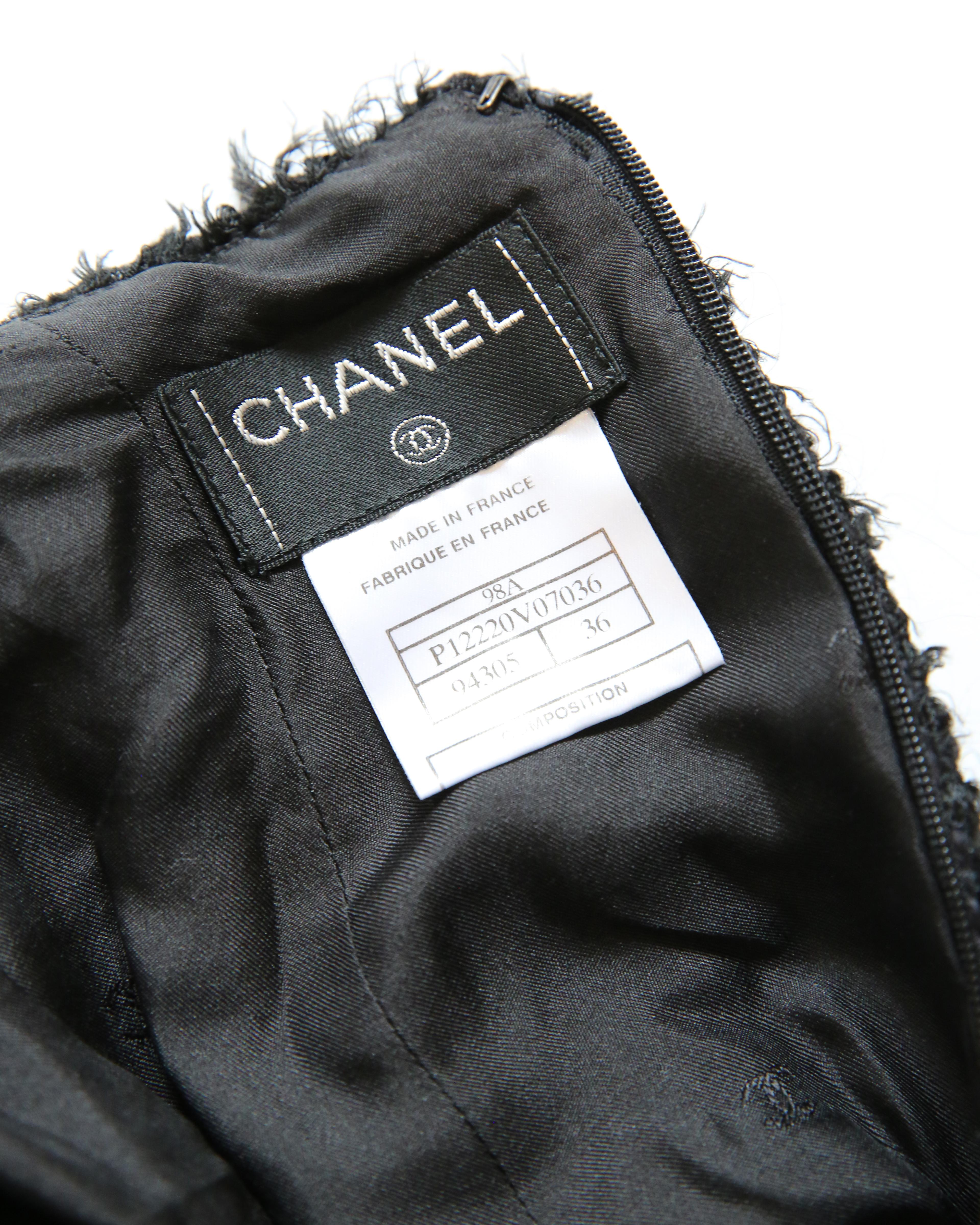 Chanel 98 Vintage Schwarz-weißes Maxikleid aus Tweed mit hoher Taille und Logo und Boucle-Logo XS im Angebot 12