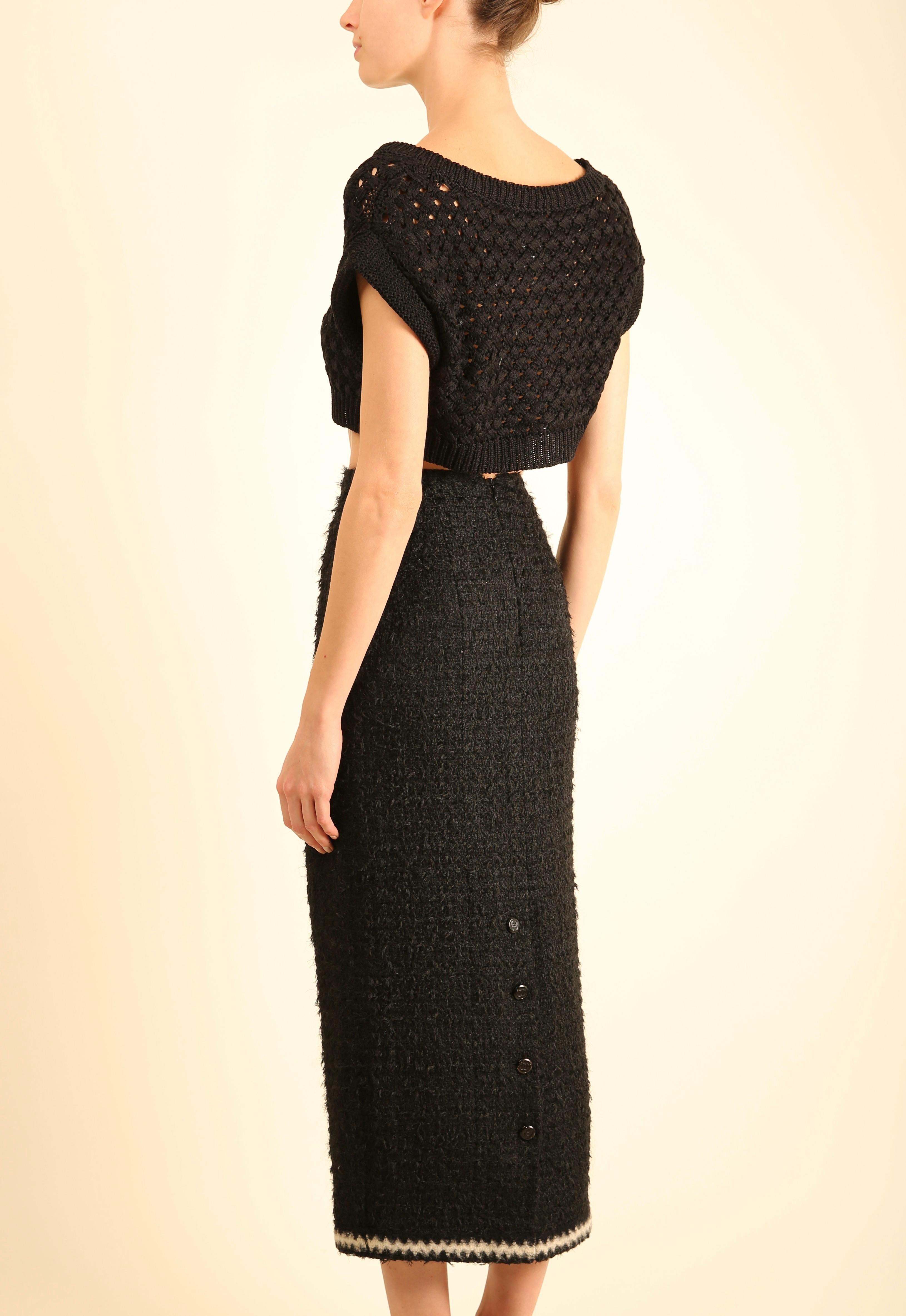 Chanel 98 Vintage Schwarz-weißes Maxikleid aus Tweed mit hoher Taille und Logo und Boucle-Logo XS im Angebot 5