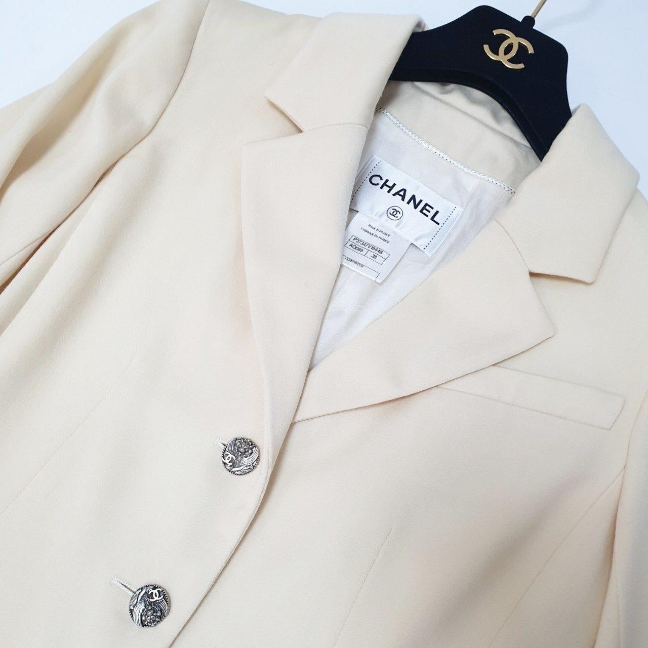 L'intramontabile giacca Chanel 98A disegnata da Karl Lagerfeld della collezione primavera/estate 1998. 

Caratterizzata dagli iconici bottoni con logo CC, questa giacca è una vera e propria dichiarazione di lusso e stile. 

In ottime condizioni,