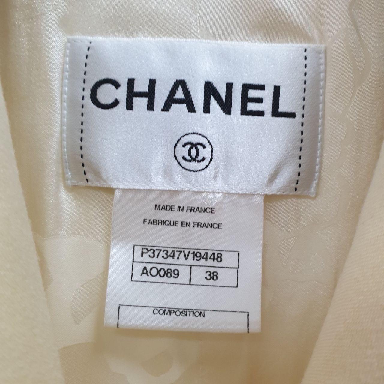 Giacca Chanel 98A CC Logo Bottoni Sz. 38 In condizioni buone in vendita a Krakow, PL