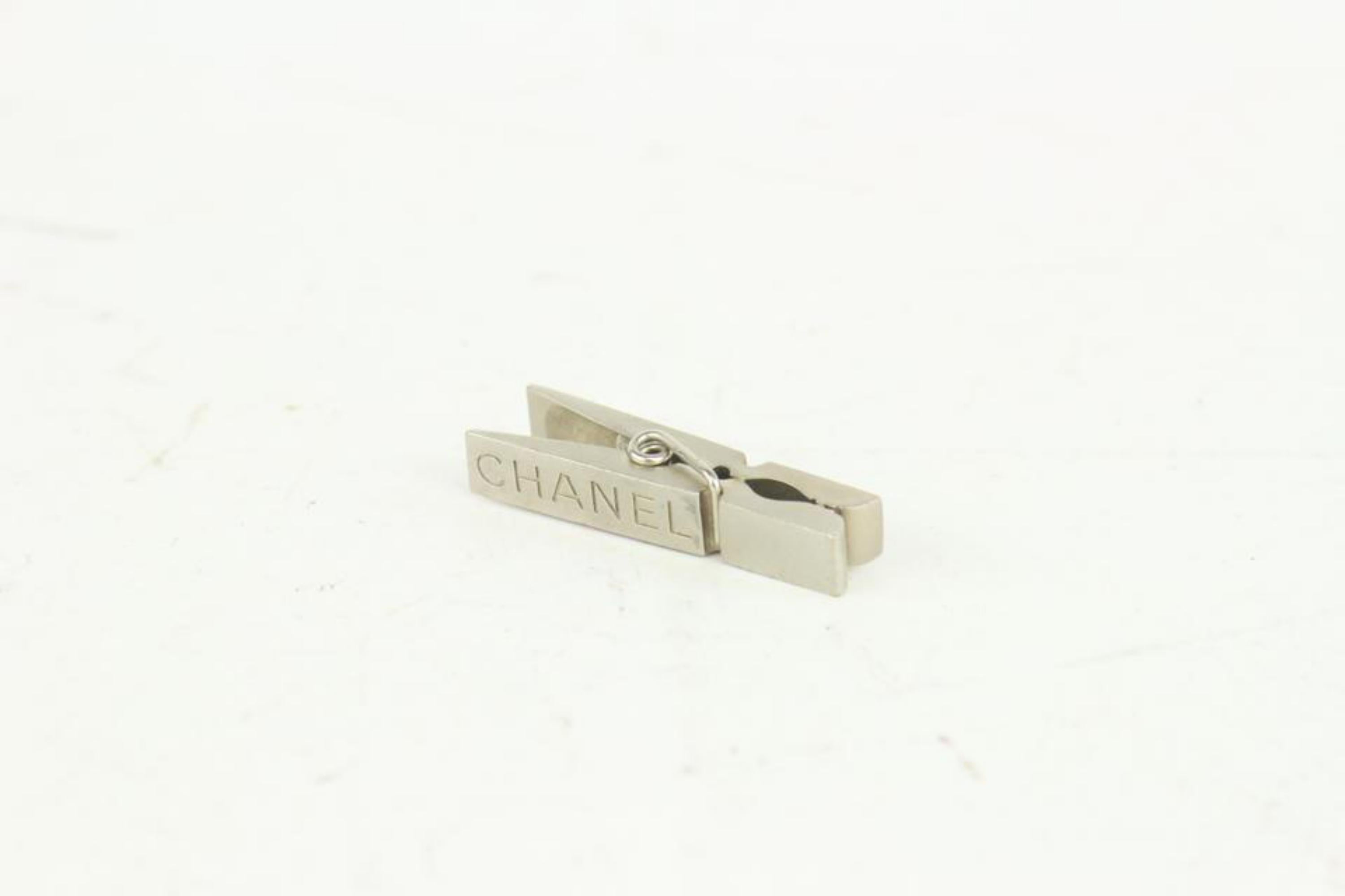 Chanel 98A Clothes Pin Brooch Clip 1014c17 In Excellent Condition For Sale In Dix hills, NY