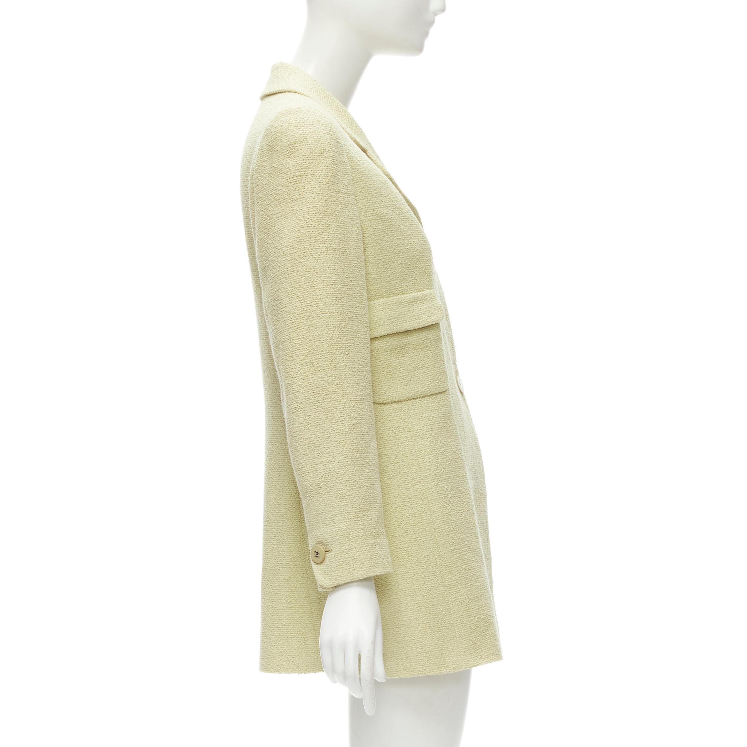 CHANEL 98C Vintage Pastellgelbe Tweed CC lange Jacke mit Knopfleiste FR42 L Damen im Angebot