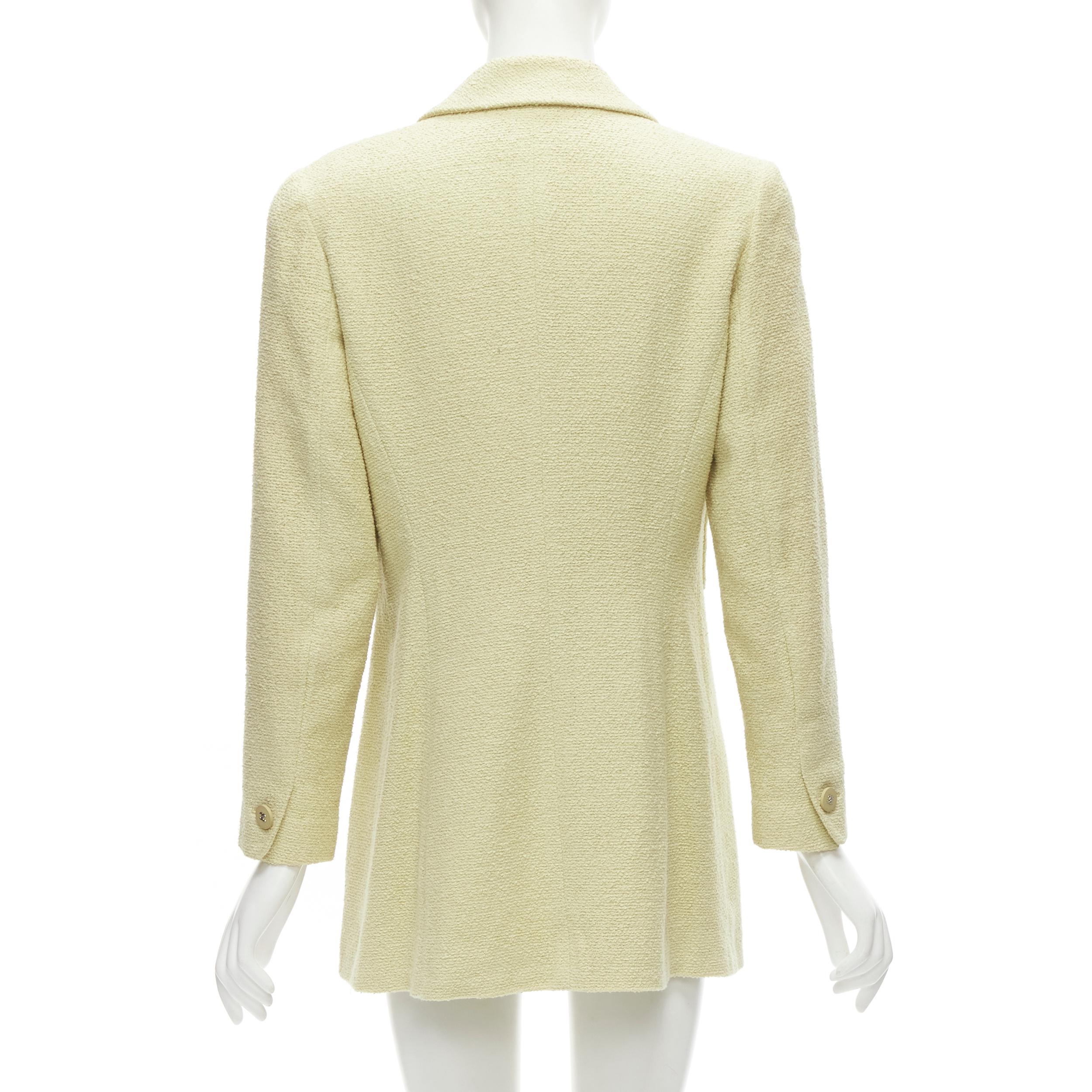 CHANEL 98C Vintage Pastellgelbe Tweed CC lange Jacke mit Knopfleiste FR42 L im Angebot 1